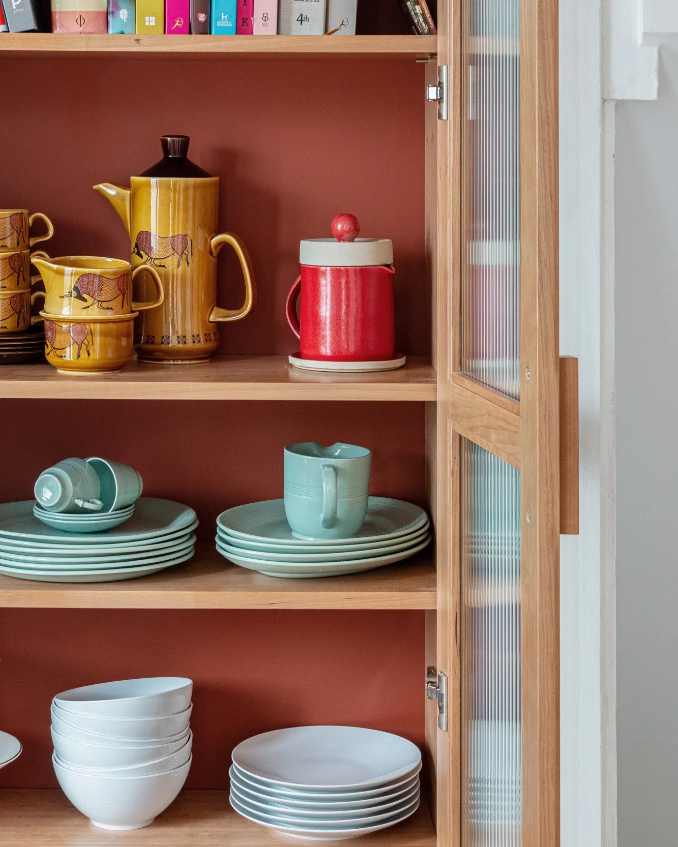 A bit of material appreciation for our Church Road kitchen. Cherry, @fenixforinteriors and reeded glass.
