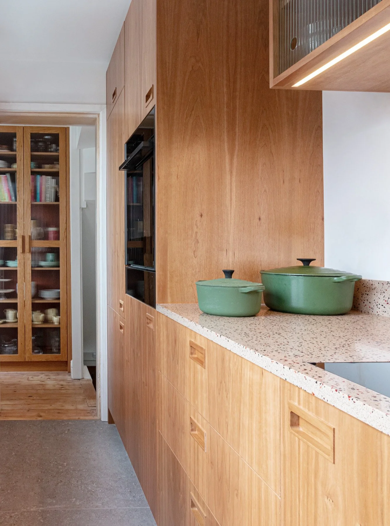 Connecting spaces.
Kitchen into dining, dining into kitchen.