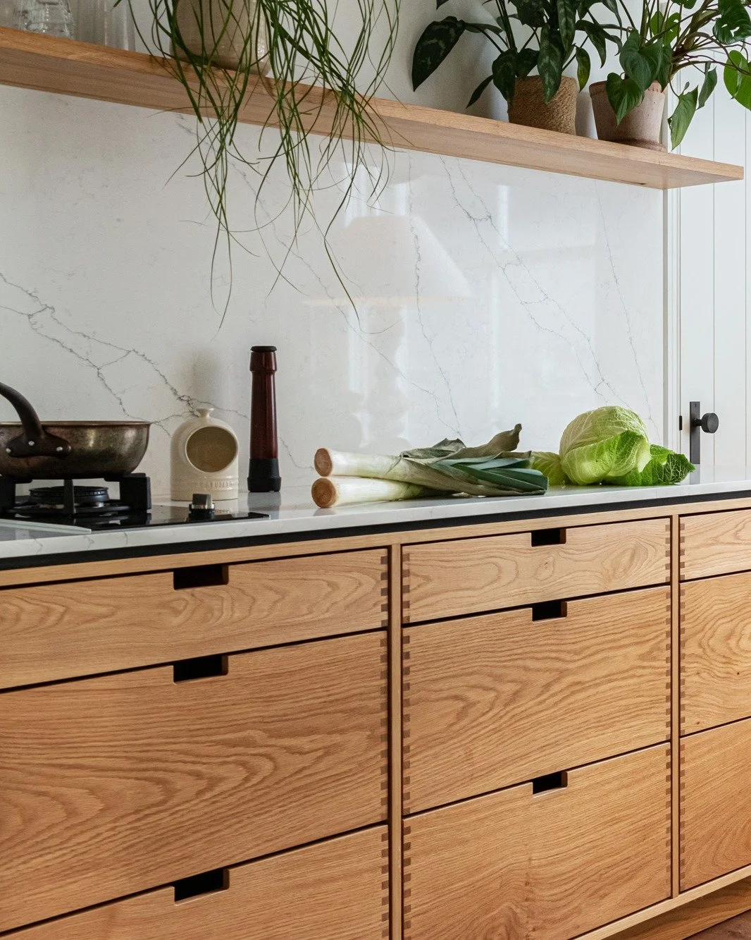 Beautiful grain running through these oak dovetailed drawers.