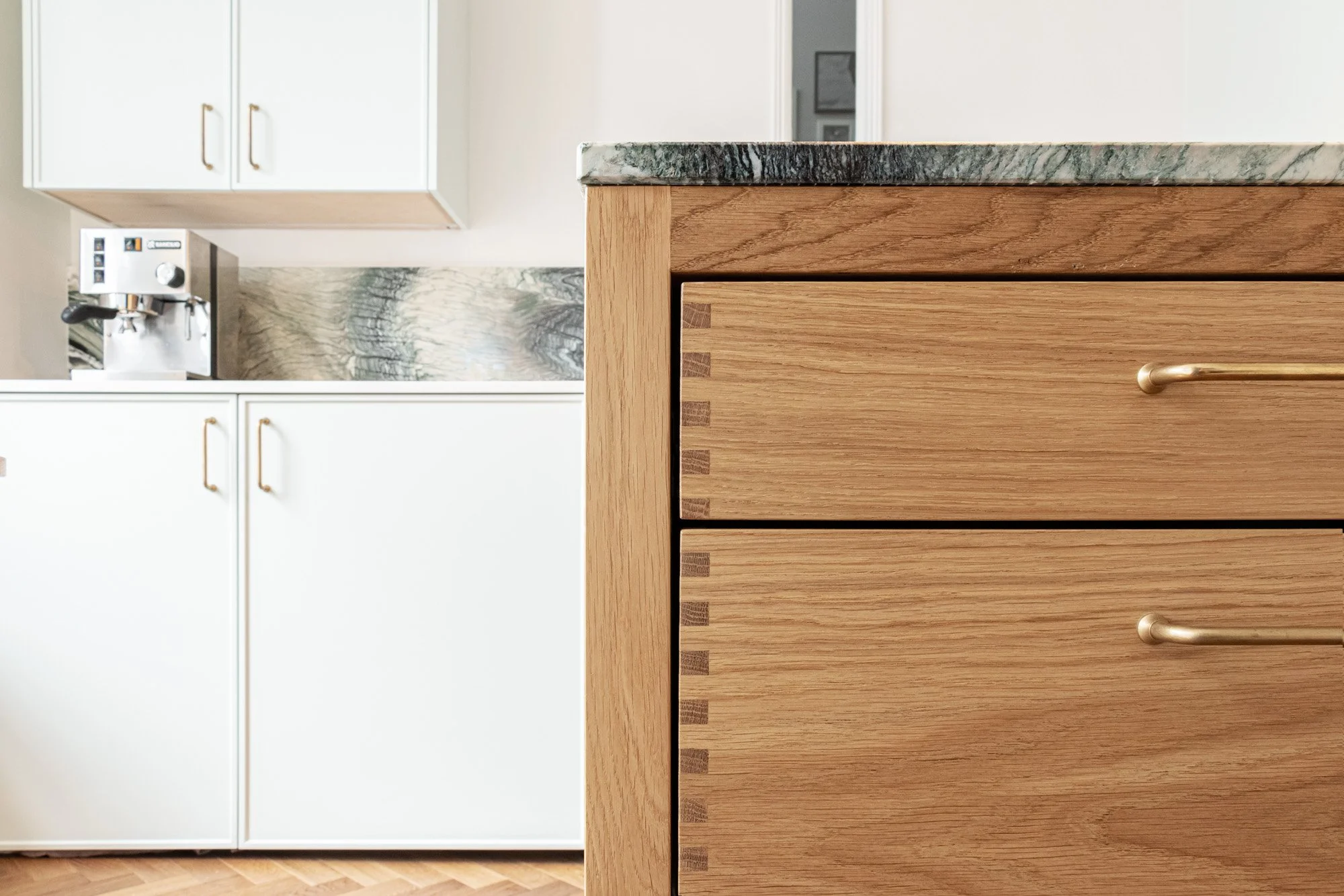 A finger-jointed Oak island takes centre stage in this West London kitchen.