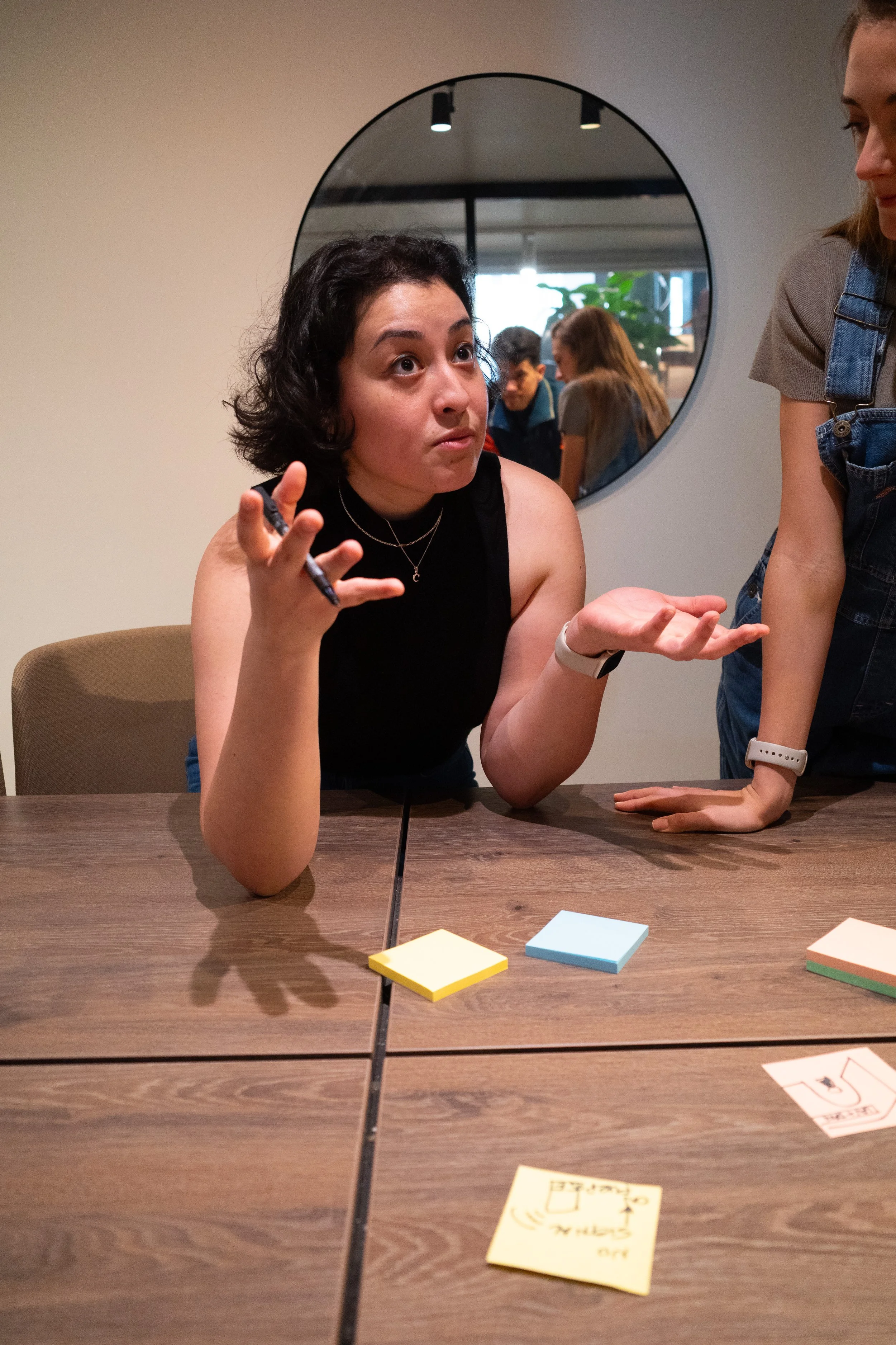 Cristina Méndez Palencia gesturing expressively during a workshop