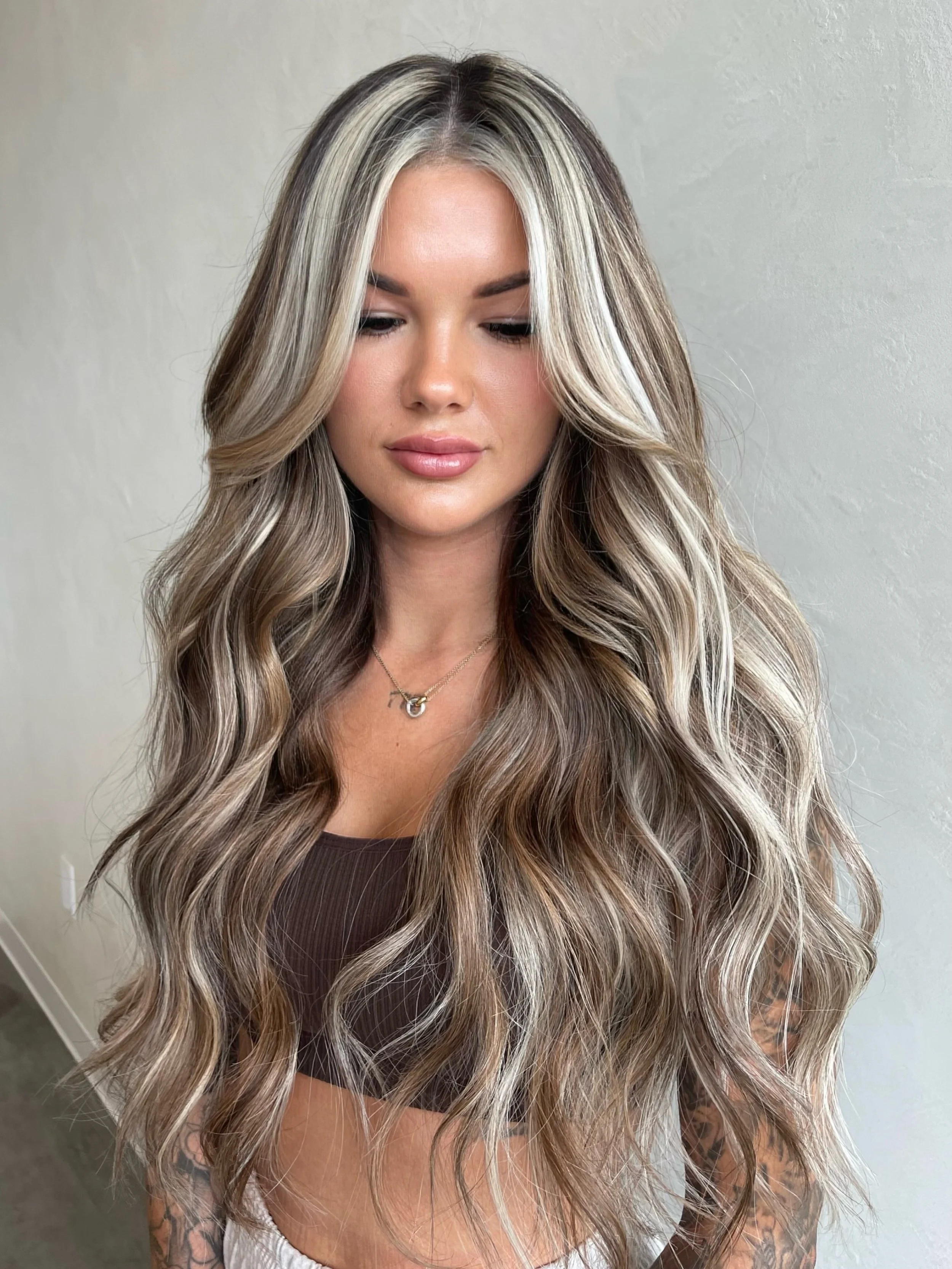 The 90&rsquo;s chunky highlights is a trend we can happily stand behind 😮&zwj;💨🫡

BHS Extensions in colours:

22&rdquo; Marble &amp; Cove 
18&rdquo; custom bonded k-tips in Cove