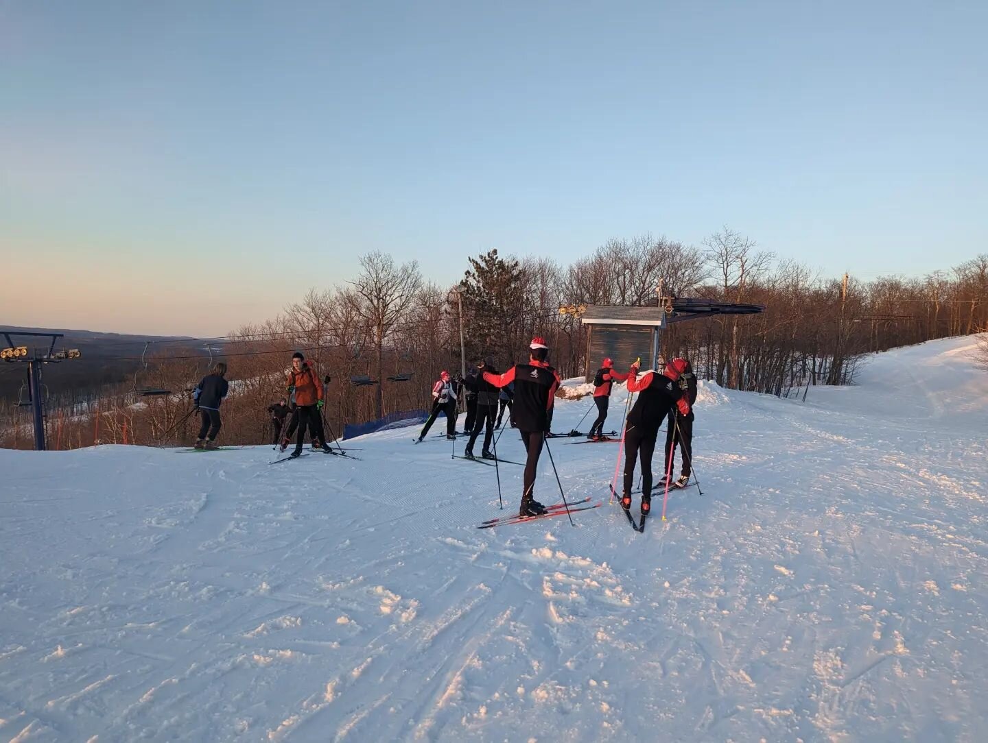 Aventure nordique ski au coucher du soleil