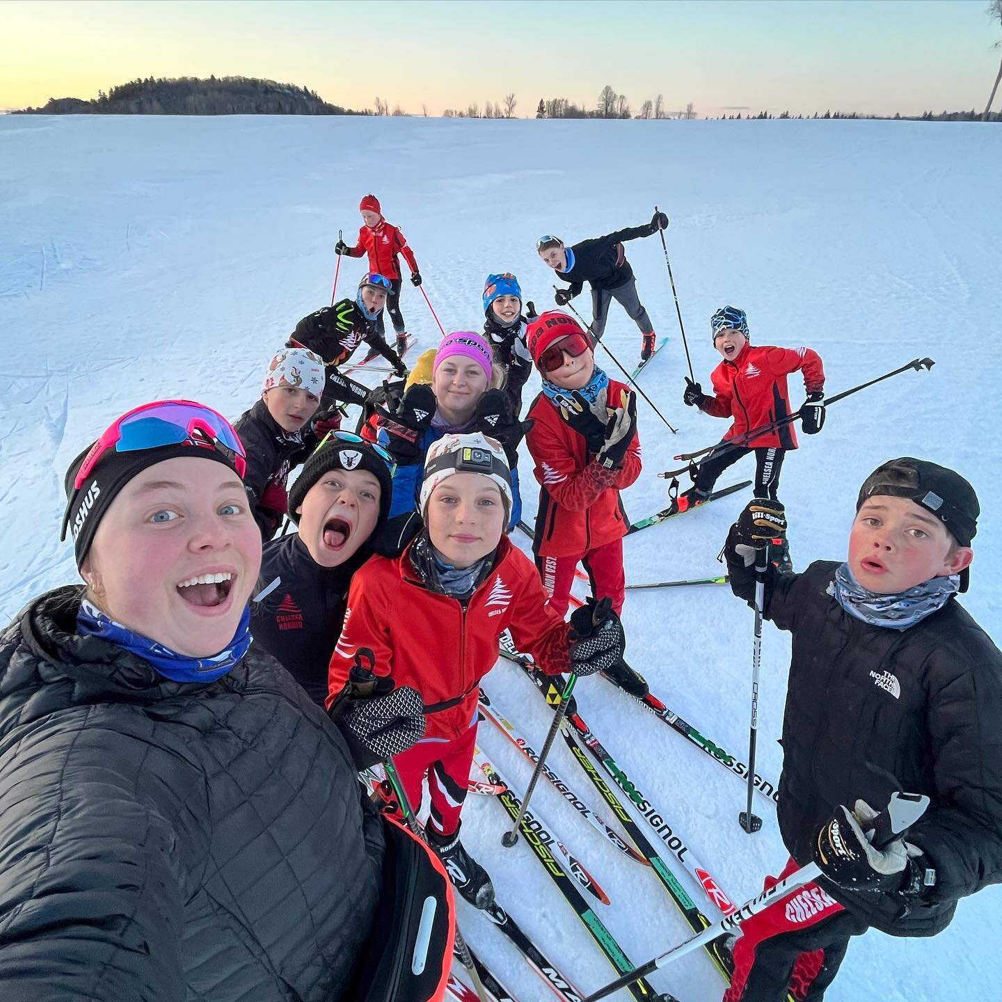 Our u10, u12, u14, u16, u18 and u20 from the racing program gathered at p16 tonight for some crust skiing 💪💪💪