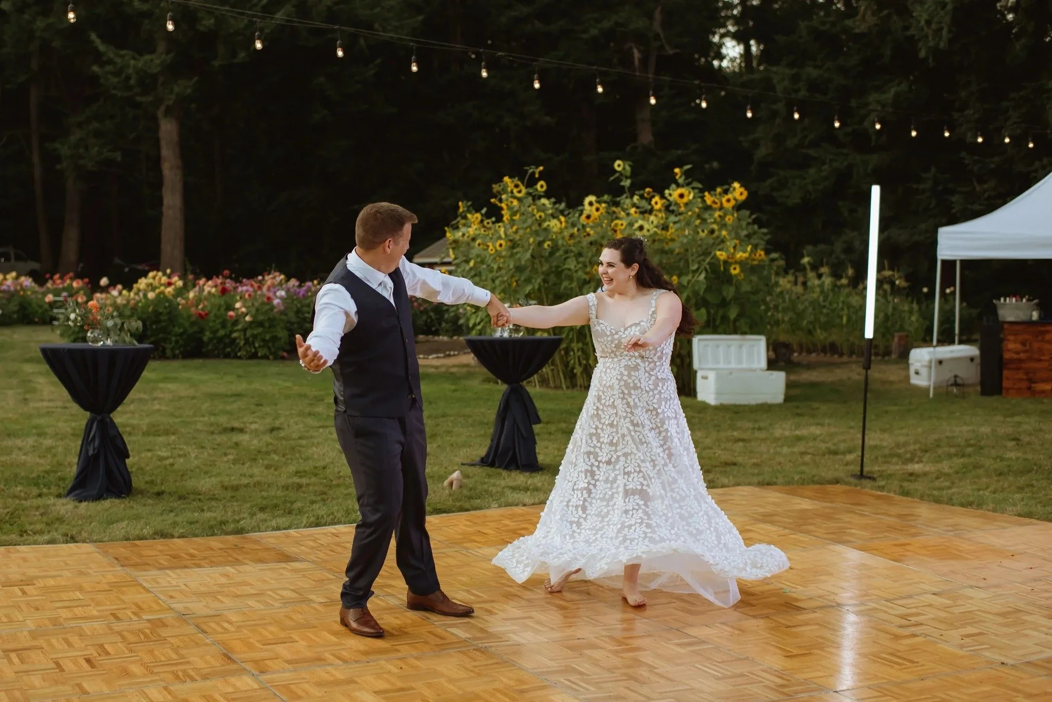 When the dance floor calls, you answer.  No shoes required.  Some of our favorite wedding moments belong to the ones who fully commit to the night.  Colin and Beth had zero hesitation and all the moves.  At Cascadia Meadows, the magic happens for eve