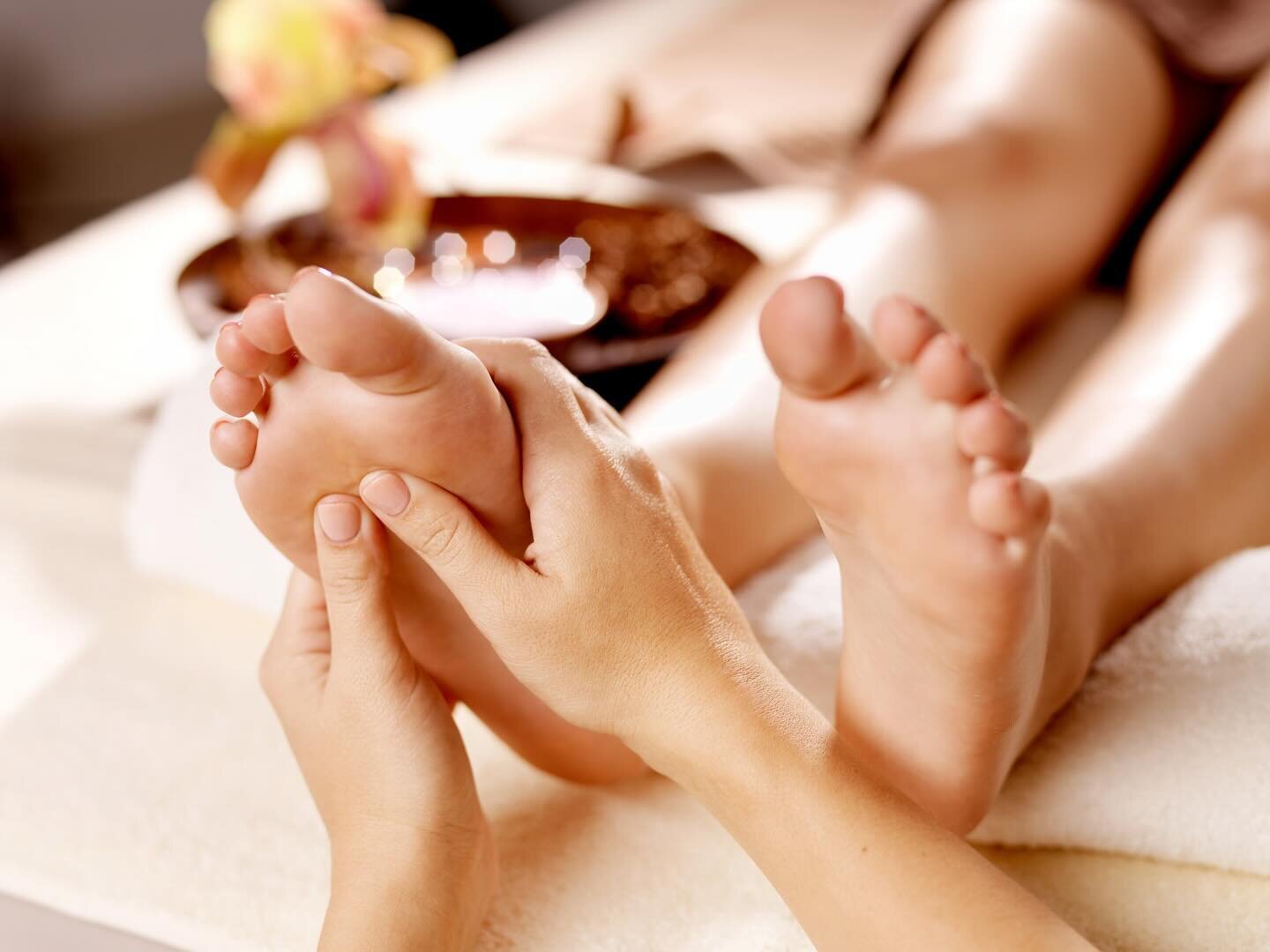 Why reflexology for pregnancy? 👣
The pregnant body goes through a myriad of changes during the 40 weeks or so that it grows and carries a baby🤰!Reflexology can be a wonderful aid during this time as it can be adapted to match where you are at durin