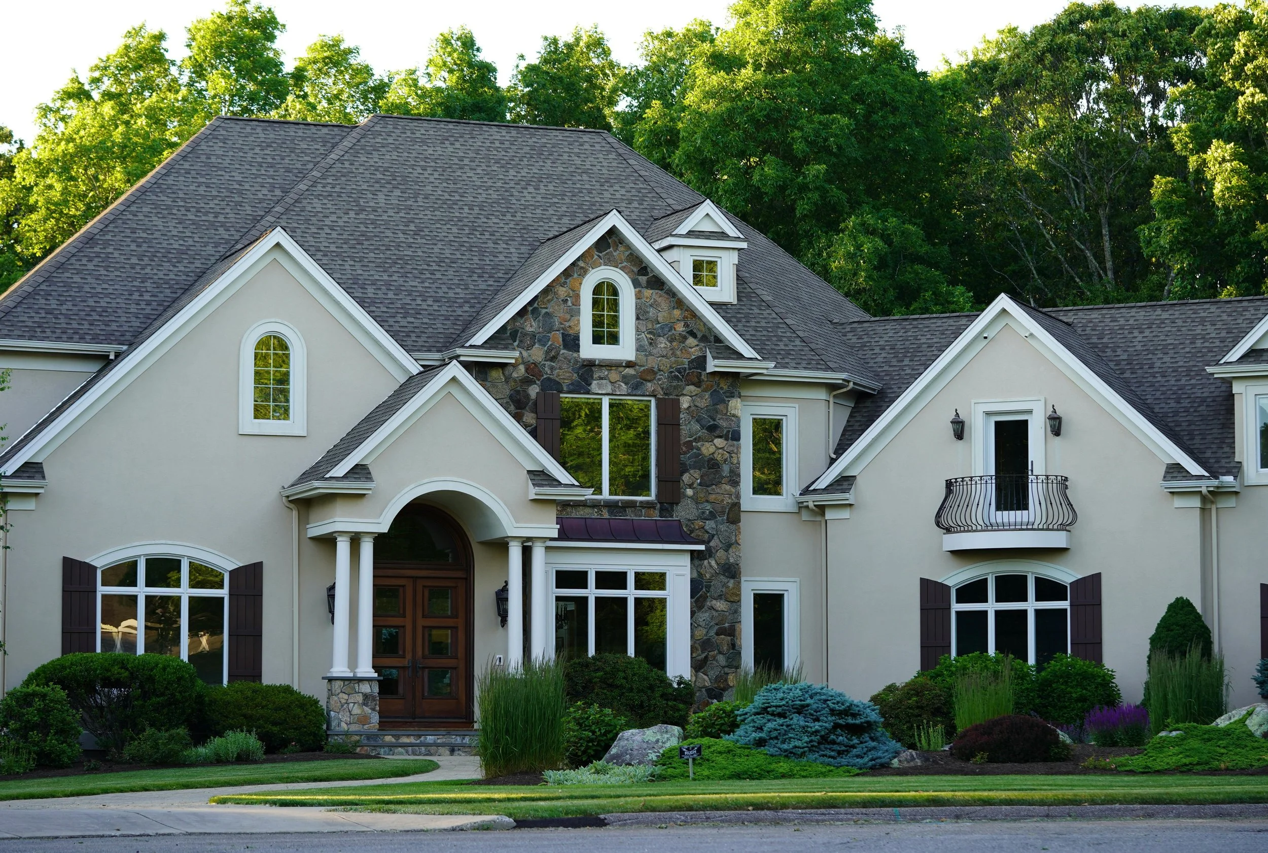 Home painting services in Minneapolis, MN by Villa's Pro Painting