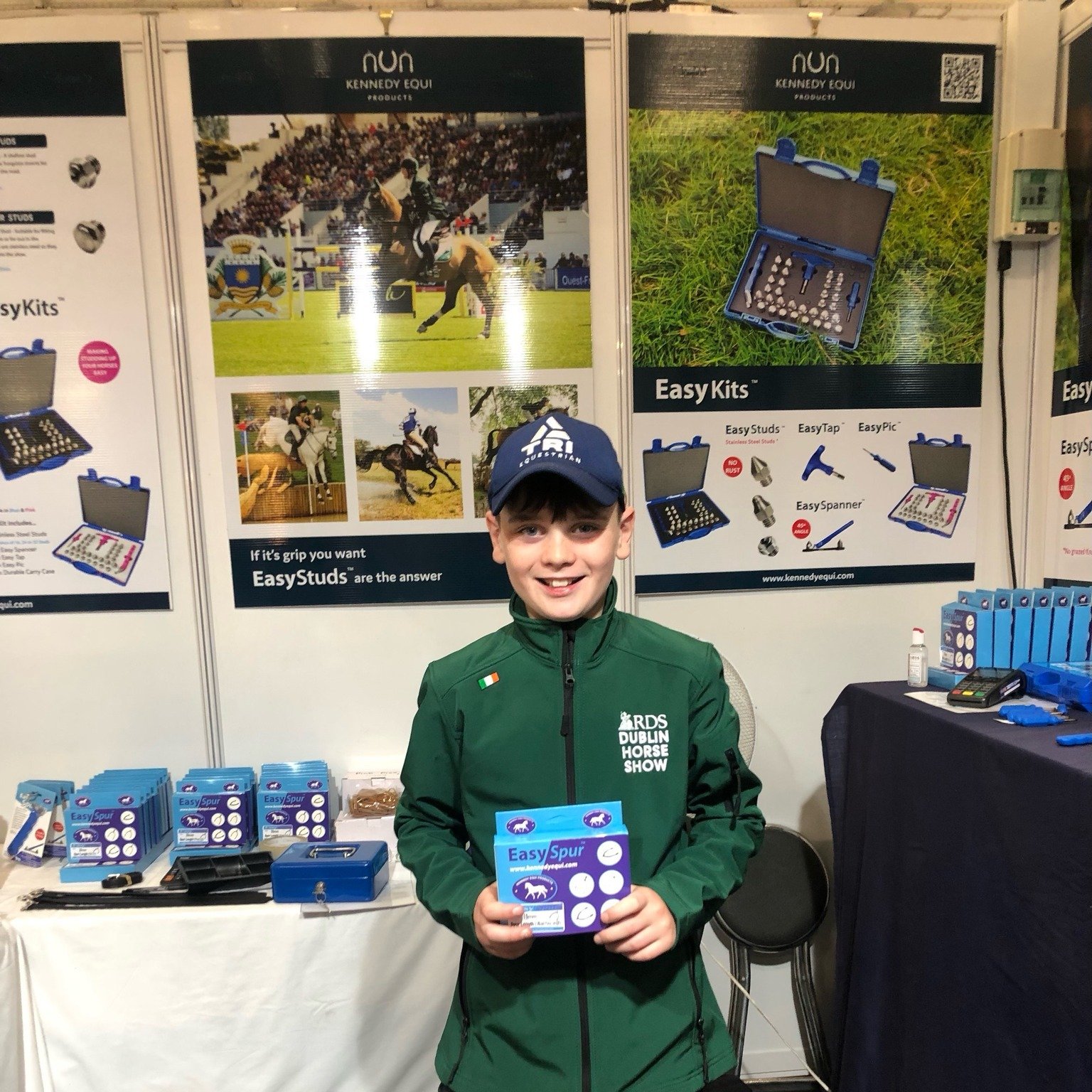Hard to believe it's been a week since we were at the Dublin Horse Show!  Remember you can order online too.  Thanks to @ardragh_sport_horses24 for stopping by and picking up a pair of our Easy Spurs. 
.
.
.
 #irishmade #rdsdublinhorseshow #kennedyeq