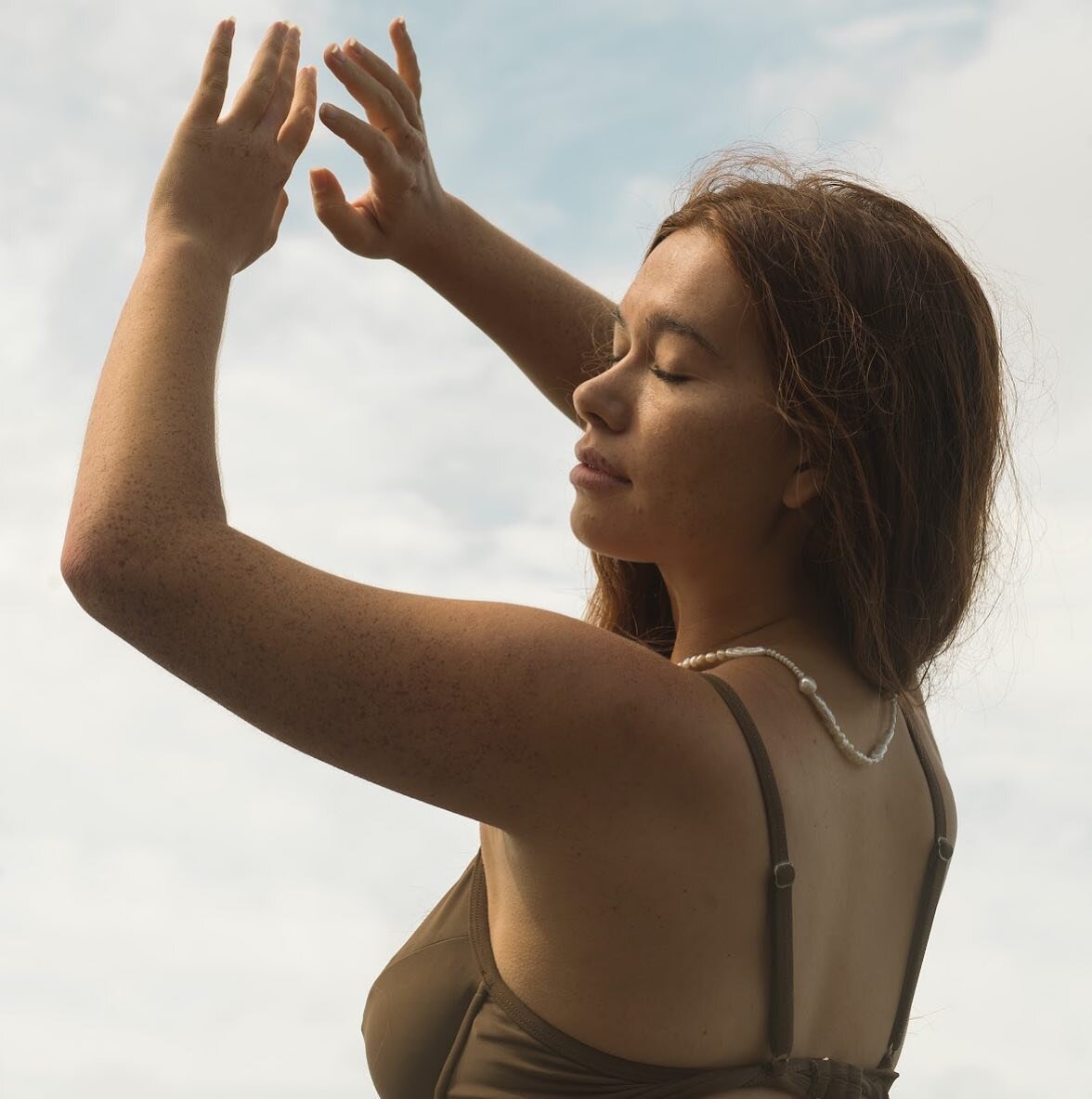 Spring is around the corner, who&rsquo;s excited for crop tops and kinis? 👙
Layer it with our pearl Alethea Necklace 🦪

Shop the site ~ Ilikai