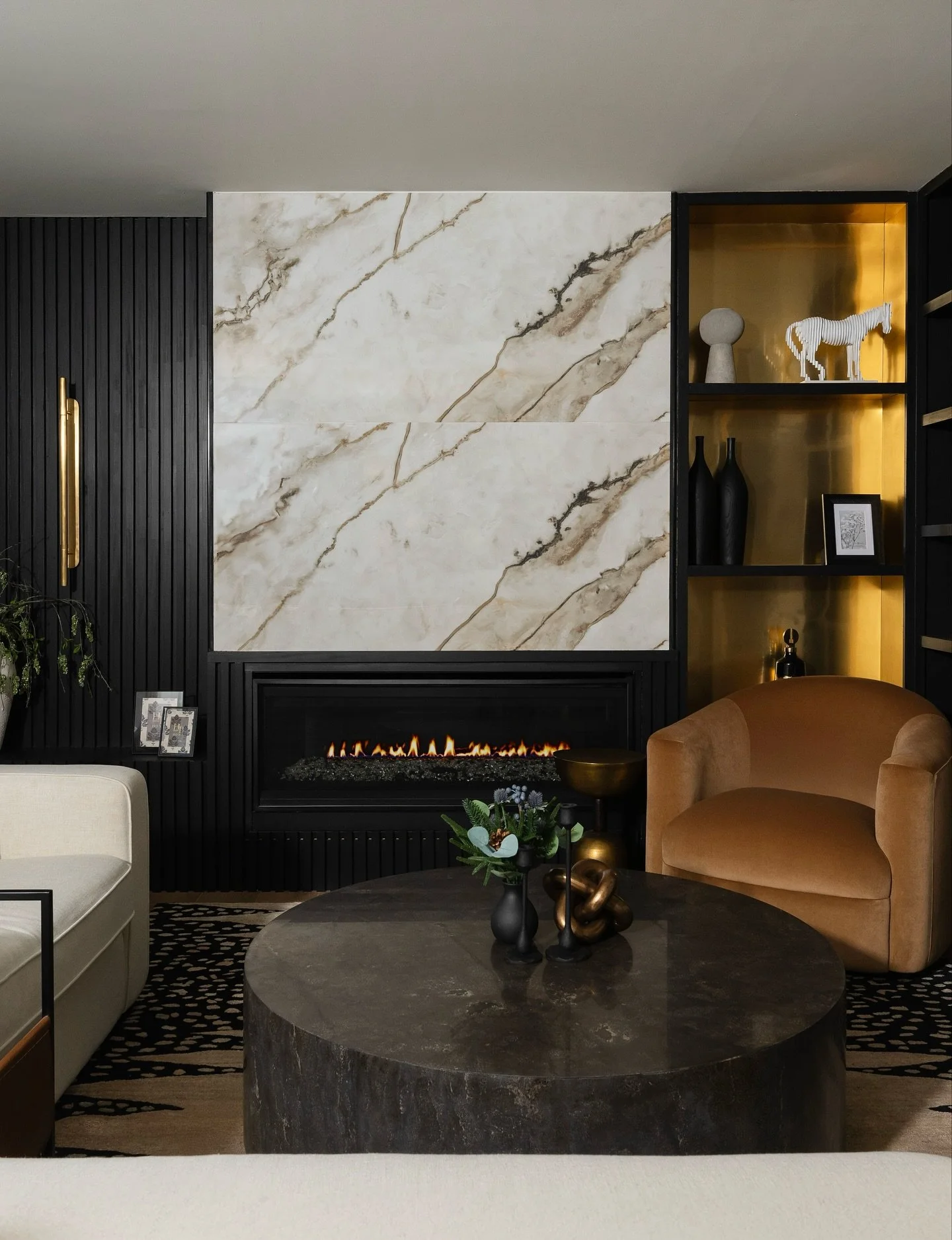 Same angles different versions of the room&hellip;. Swipe 👈🏿 to experience the Decorelle effect in real time&hellip; what did i change in this room? 

📸 @zmiller.photo