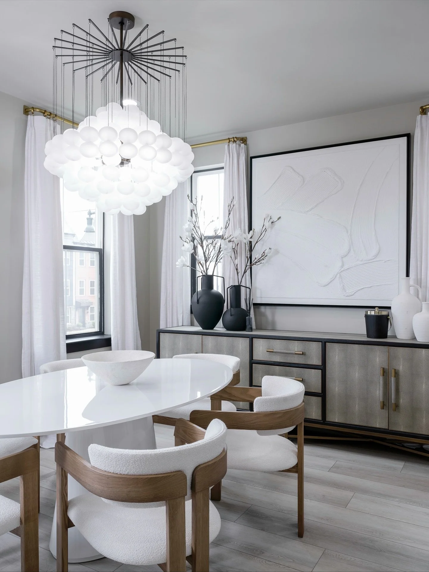 Light spaces aren&rsquo;t always my favorite kind of design , i lean more masculine but once in a while&hellip;. I enjoy the airiness of it like we did here in this dining room. The rest of the house carried all the deep tones so it was a nice balanc