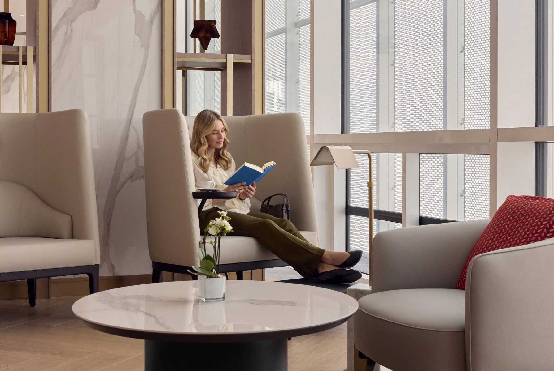 1920_tobymitchell2026_emirates_munichlounge_quiet-zone-reading-horizontal_0872-w2_cropped.jpg