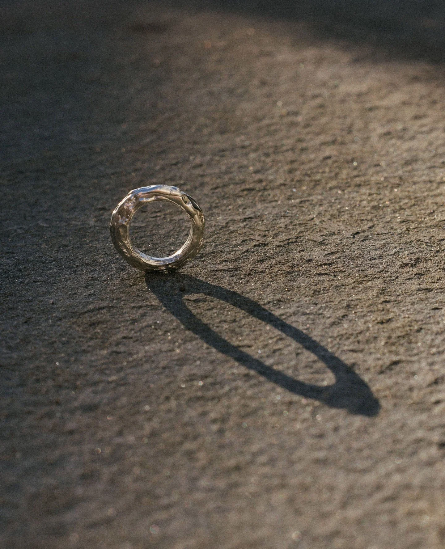 Inspired by the movement of water, the Flow ring 🌊