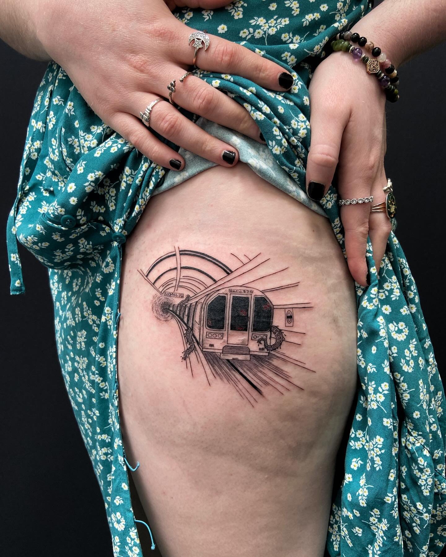 eldritch spooky bifrost incident-esque intergalactic portal london underground moment for Annabelle 🖤 this was so fun and also maybe the most straight lines i&rsquo;ve ever put in a tattoo!!
.
.
.
.
.
.
.
.
.
.
.
#finelinetattoo #scifitattoo #blkttt