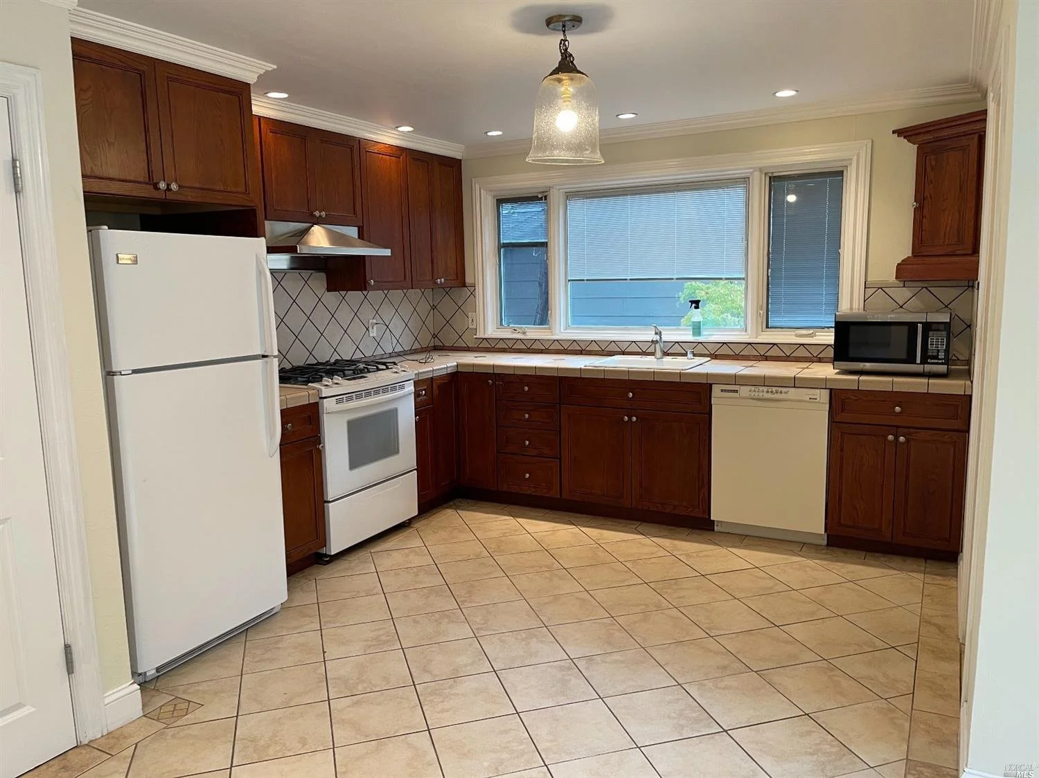 33-35 Maple - 7.jpeg