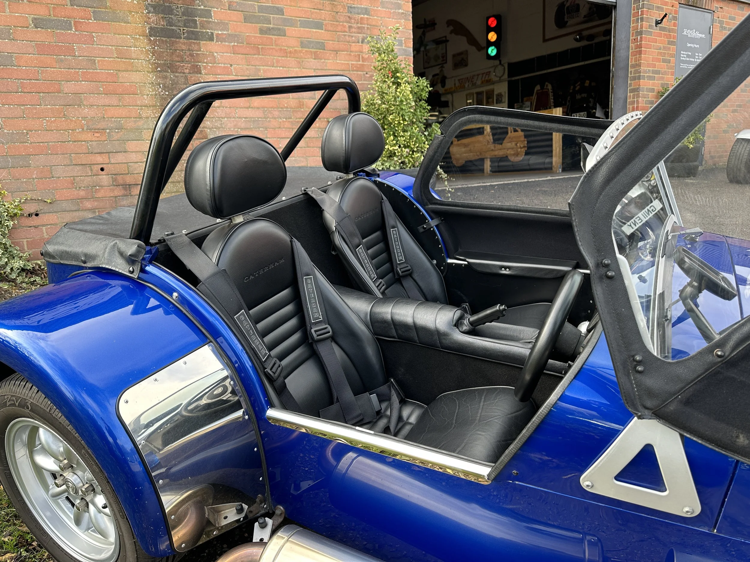 Caterham SDV 150 - AO63LRJ (9).jpg