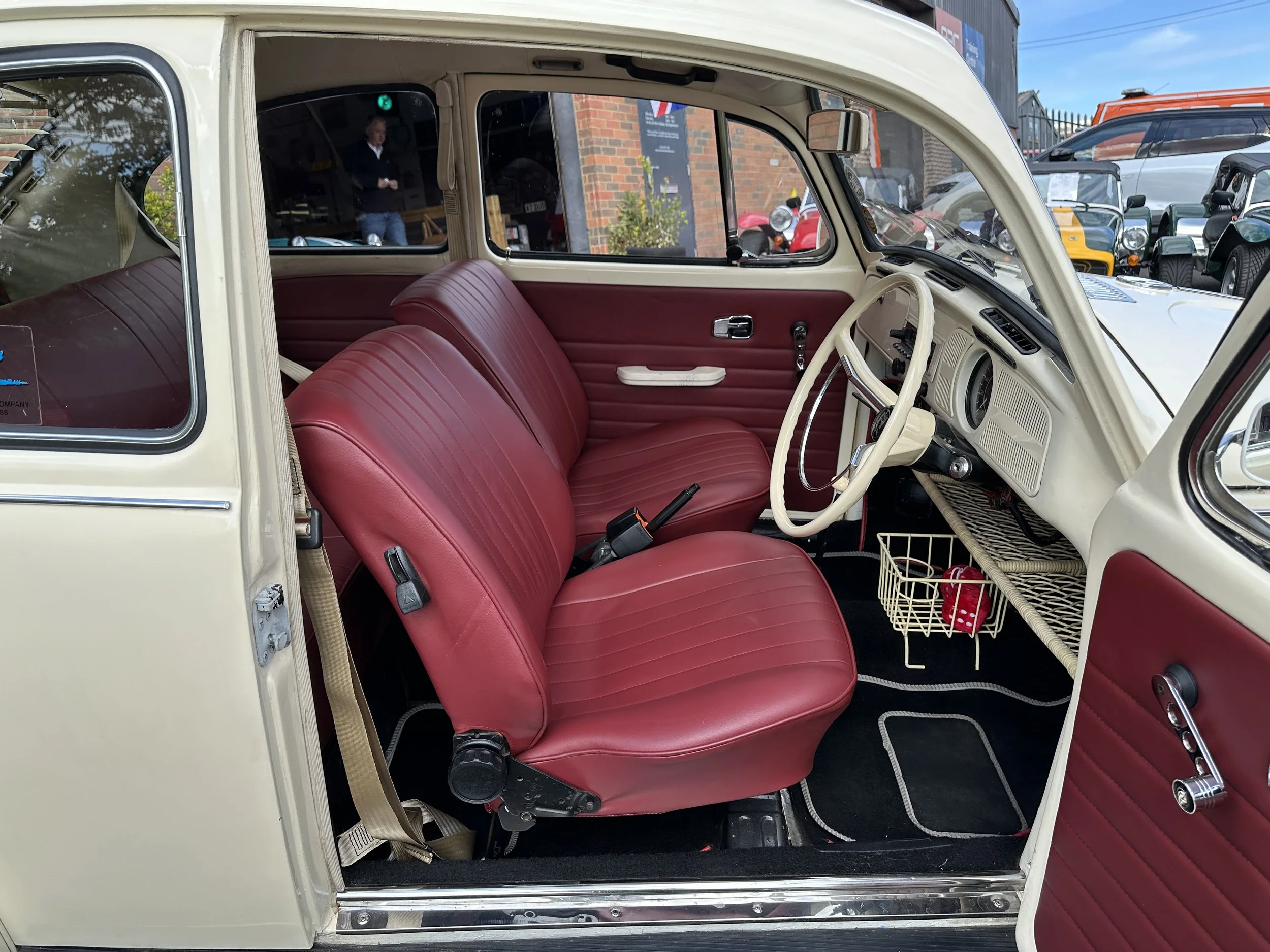 VW Beetle 1600 - SGH339L (9).jpg