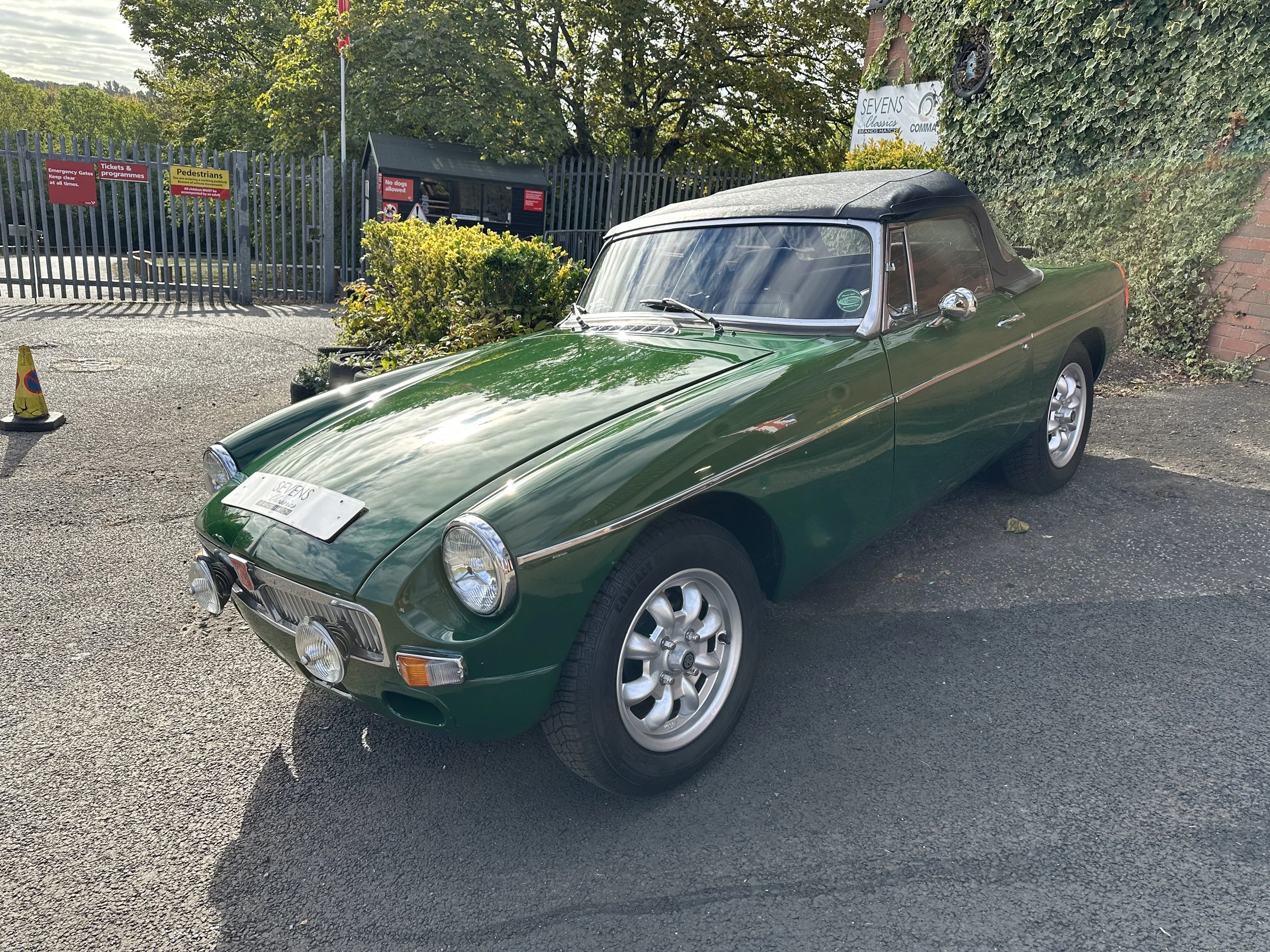 MGB Roadster - TVP495S (3).jpg