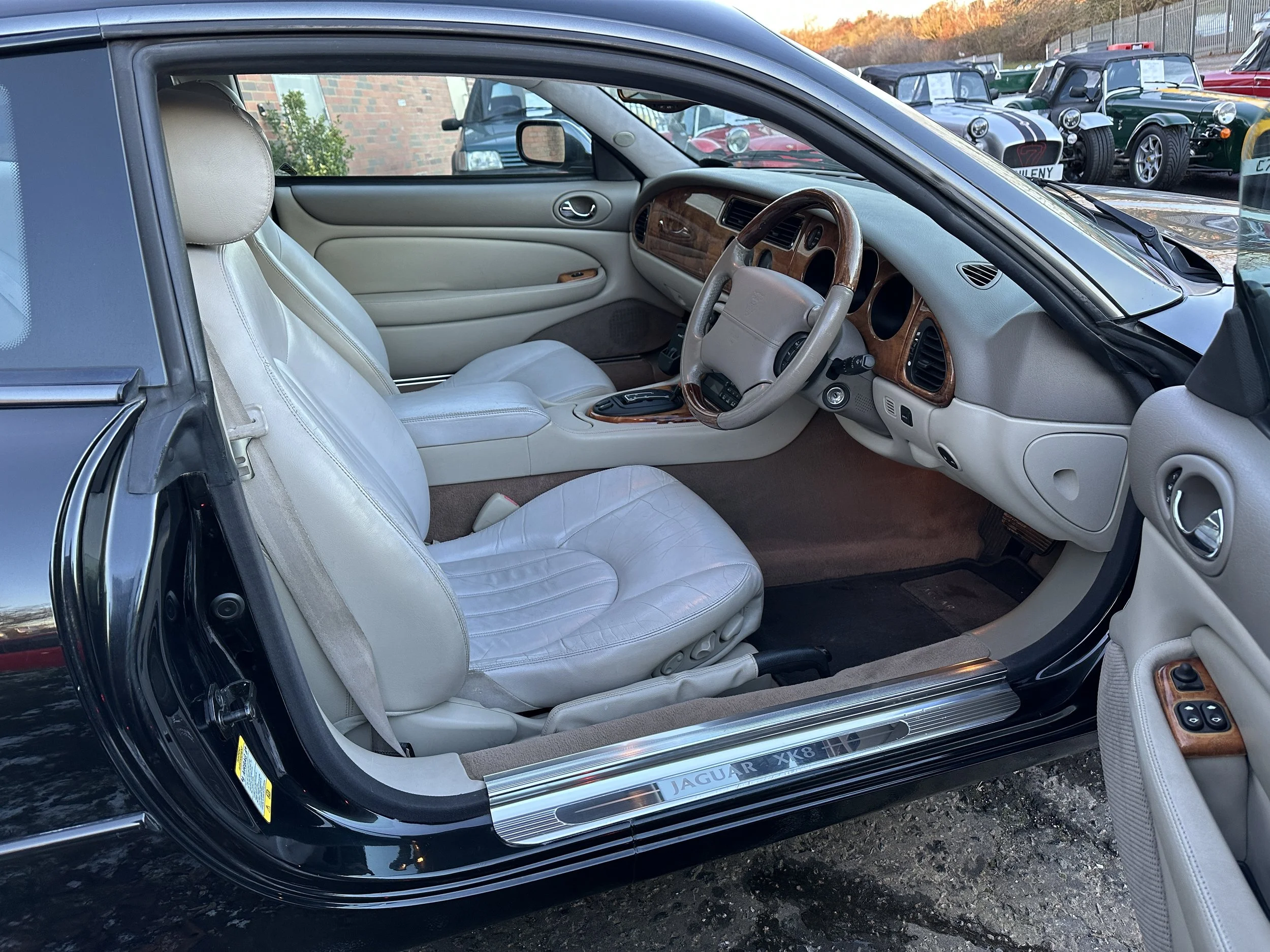 Jaguar XK8 - OU02MFZ (9).jpg