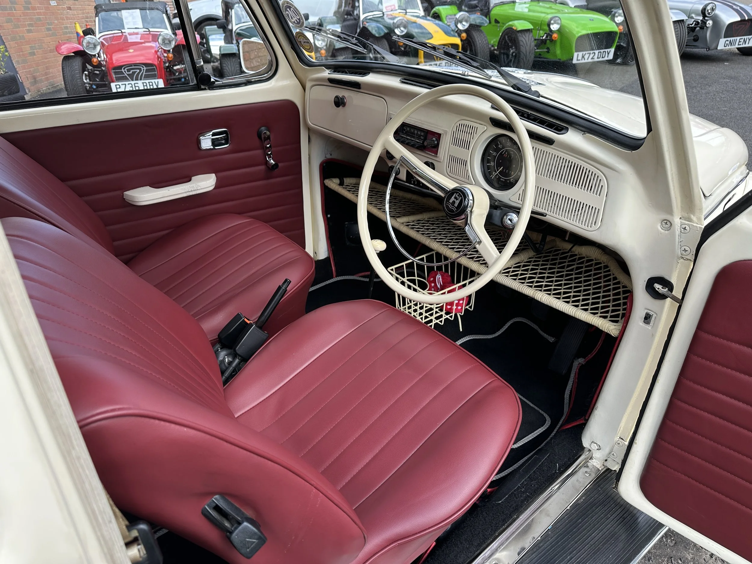 VW Beetle 1600 - SGH339L (10).jpg