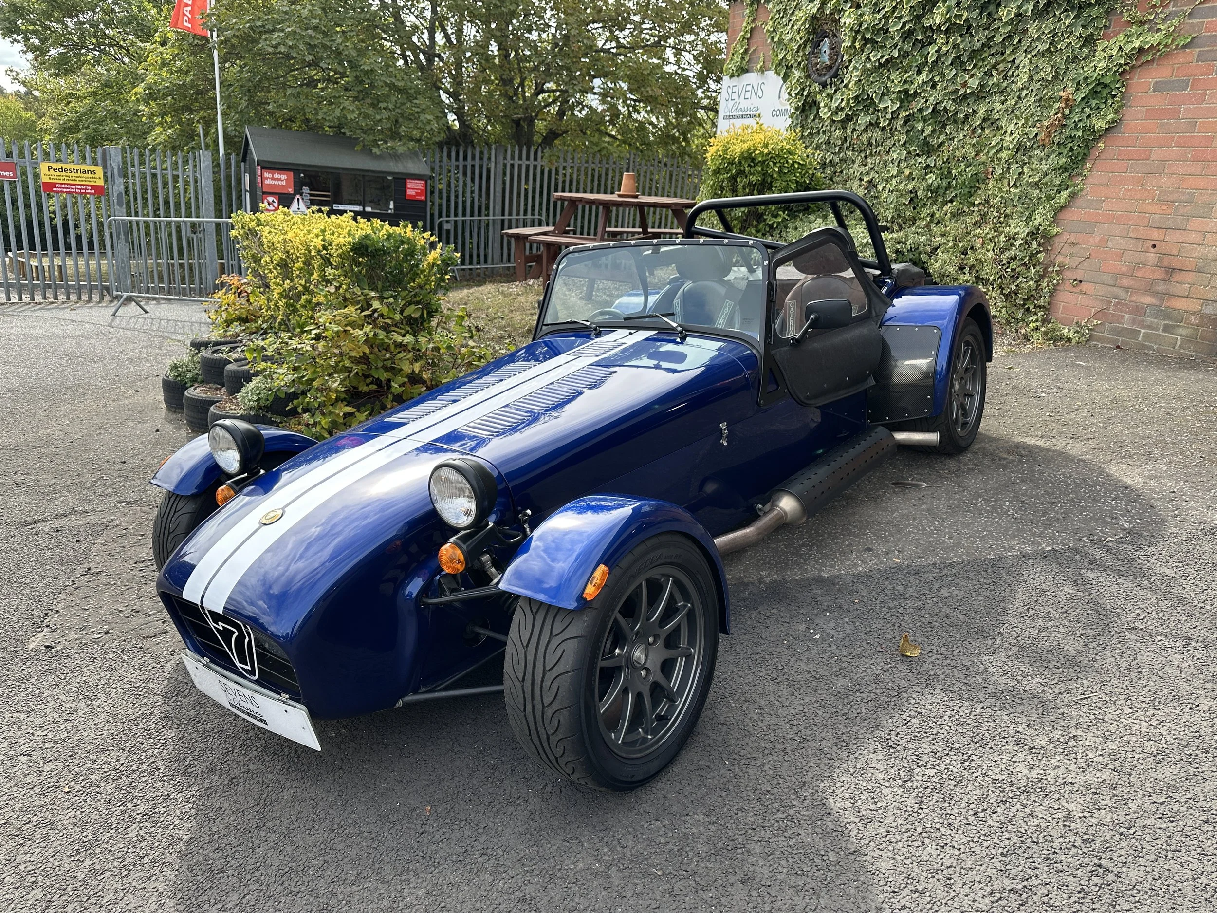Caterham SV 140 - GK02OZR (3).jpg
