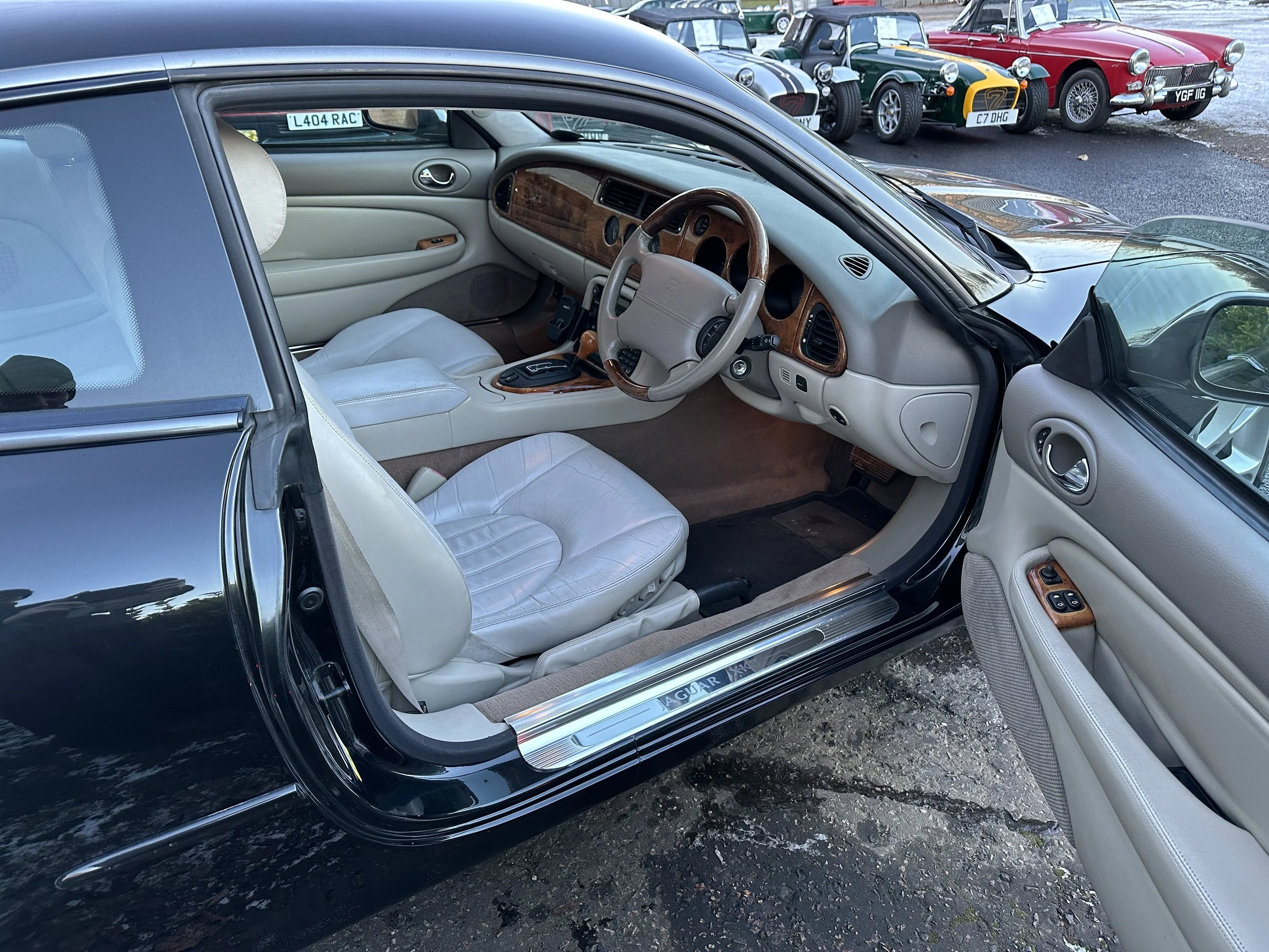 Jaguar XK8 - OU02MFZ (8).jpg