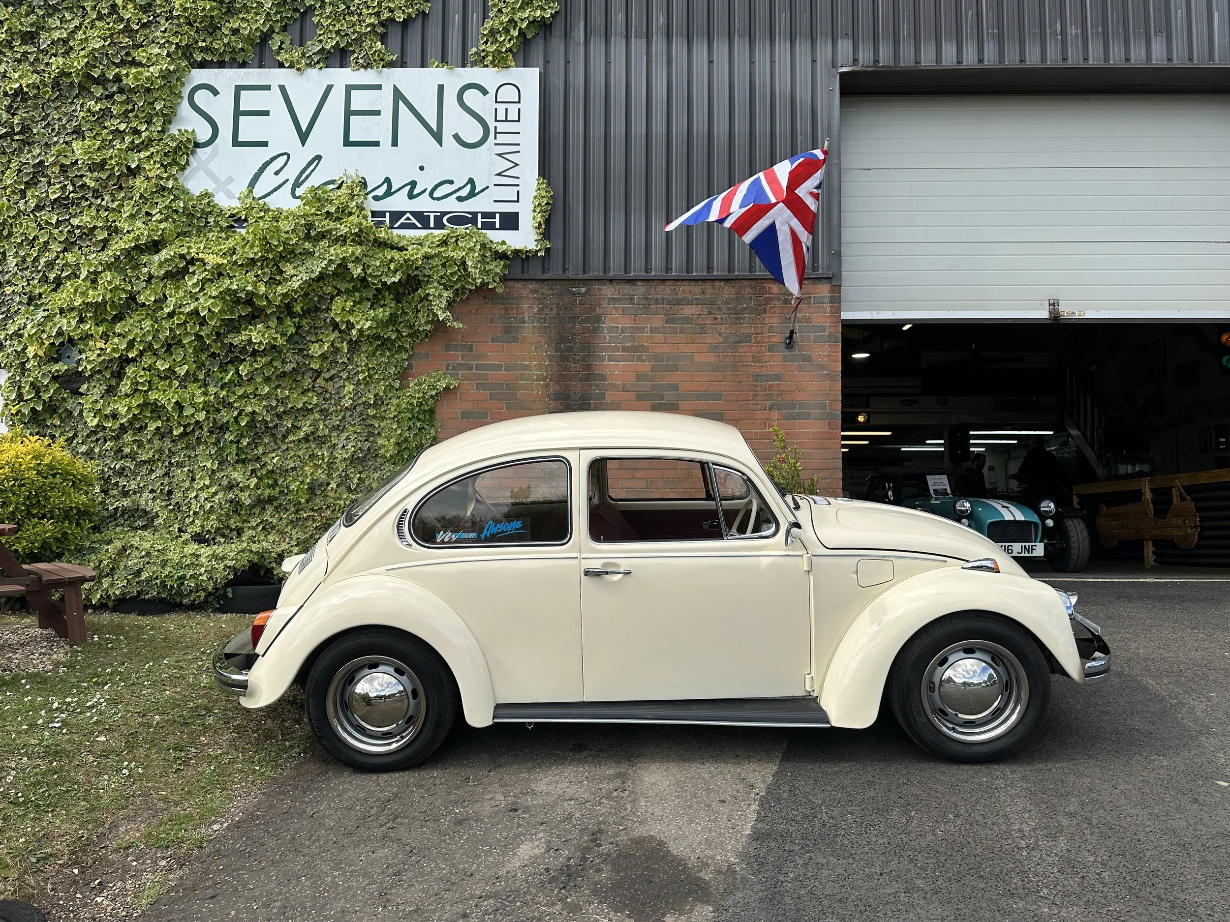 VW Beetle 1600 - SGH339L (18).jpg
