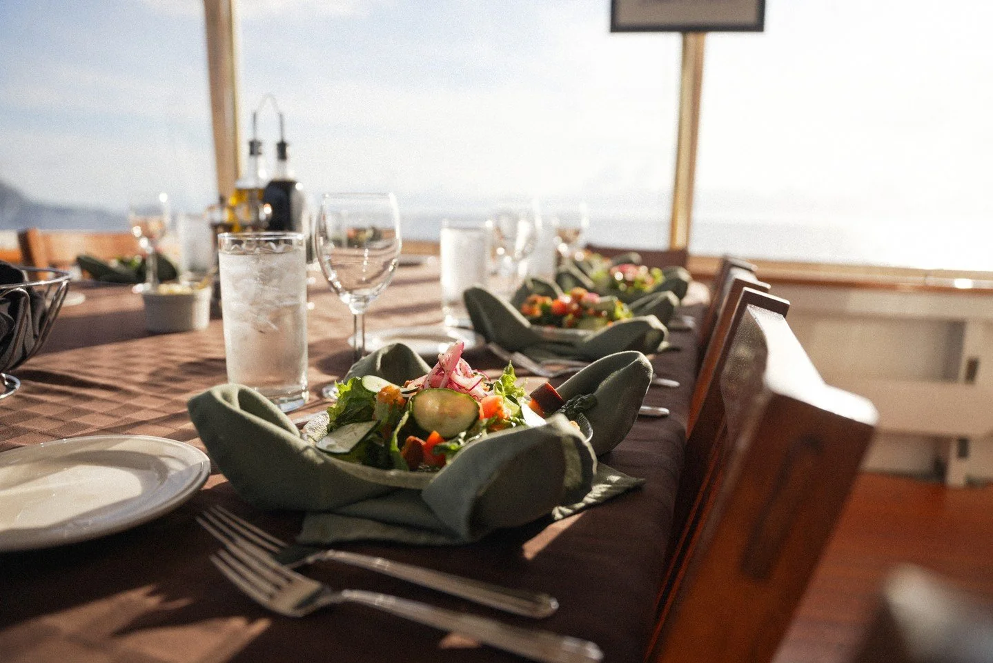 The best meals aboard are simple and superb: crisp greens, local flavors, and the kind of unhurried service that lets conversation stretch into the long light. It’s comfort done well—and it always tastes better at the fantail table. ❤️
?