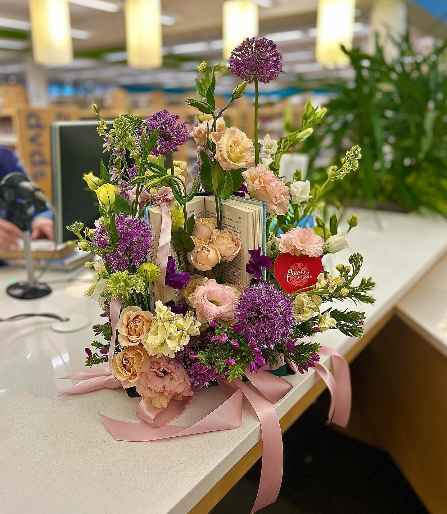 💐📚𝓑𝓸𝓸𝓴𝓼 𝓲𝓷 𝓑𝓵𝓸𝓸𝓶 📚💐

Thank you to @ncartmuseum for asking me to design some gorgeous florals for the &ldquo;Books in Bloom&rdquo; activations at @chapelhillpubliclibrary and @durhamcountylibrary today! See everyone next week at Art in