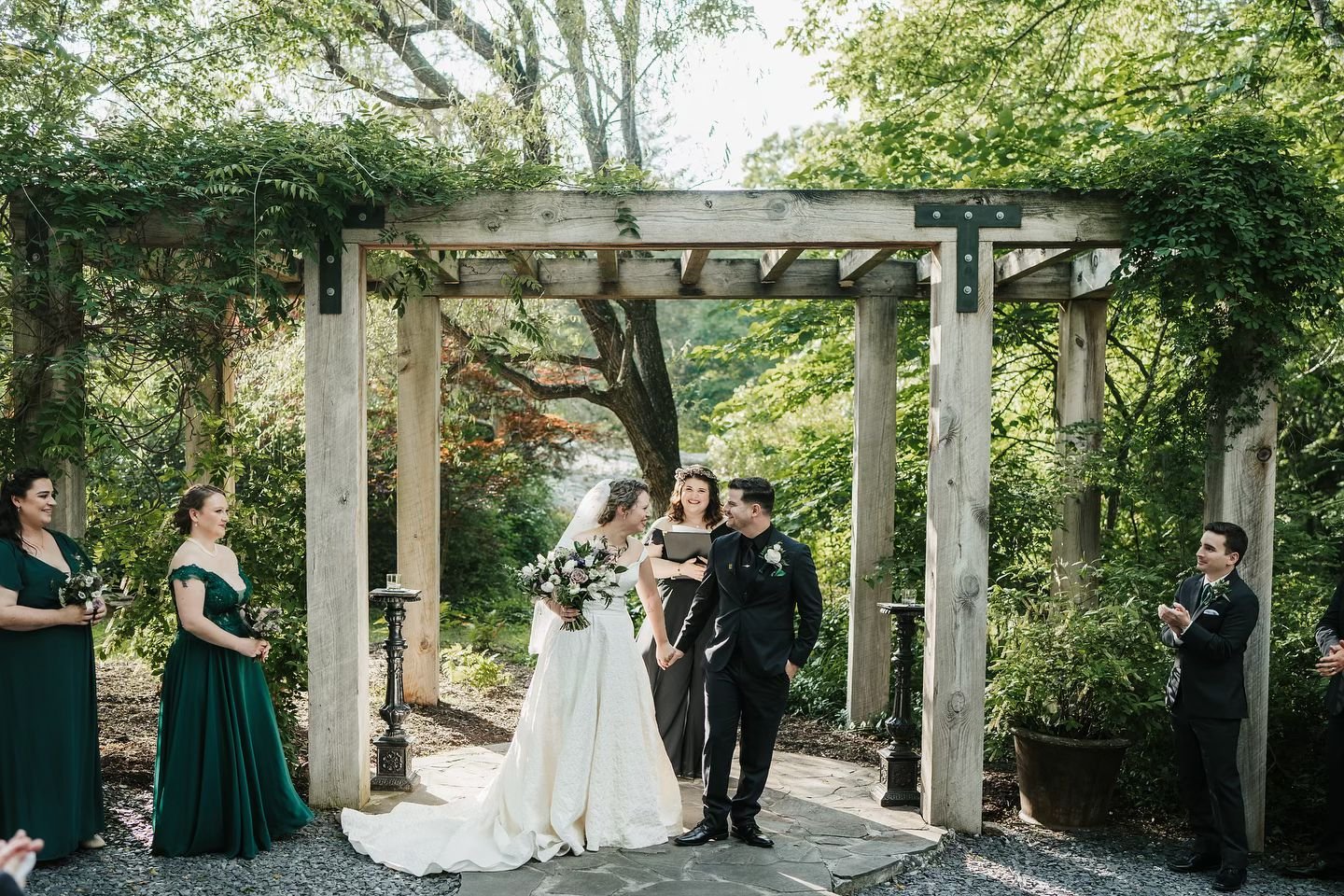 SNEAK PEEKS of Rachel + Myles from May 24 before I post floral close-ups 🤩🥰 

📸 @freefloatingmedia 
📍 @millatfinecreek

#weddingflorist #weddingflorals #sneakpeek #ncflorist #ncfloraldesigner #lolalovesflowers #flowersbylola #millatfinecreek #mil