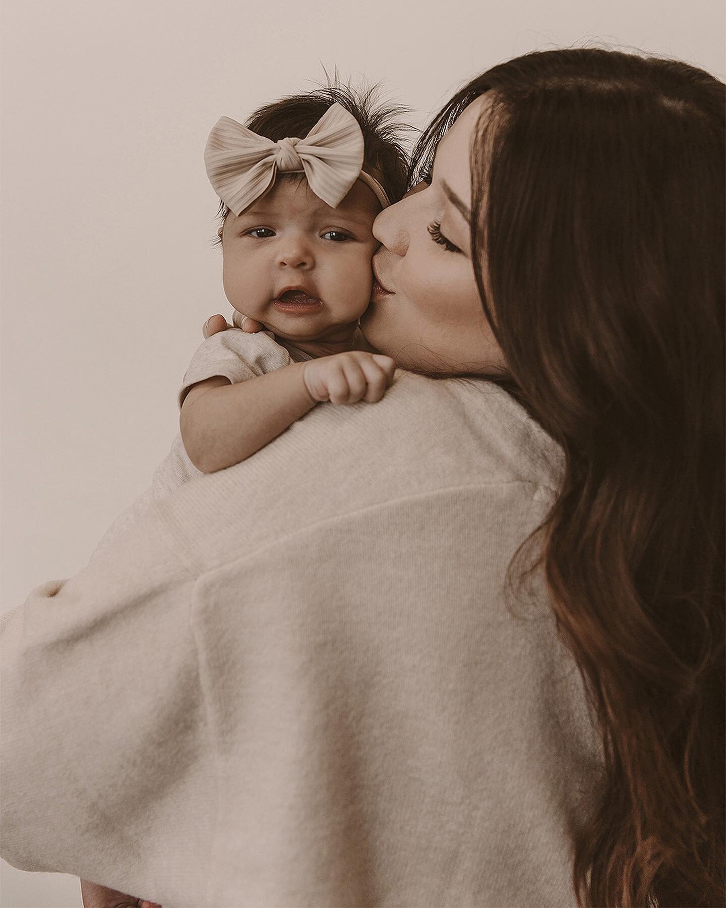 Isn&rsquo;t she lovely! Something about newborns and all that they are is just perfection. 

I&rsquo;ve been waiting to capture this sweet baby girl since photographing her parents gender reveal. 

SO CUTE!!!!! 
.
.
.
.
#washingtonphotographer #pouls
