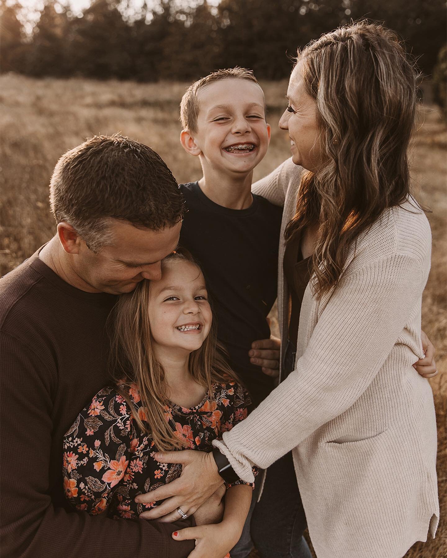 It&rsquo;s the giggles for me! Having fun with your family in front of the camera&hellip;it&rsquo;s a requirement. 

I&rsquo;m gearing up for fall mini session this weekend. Eeeek! Give me all the gorgeous families &amp; golden fall evenings. 
.
.
.

