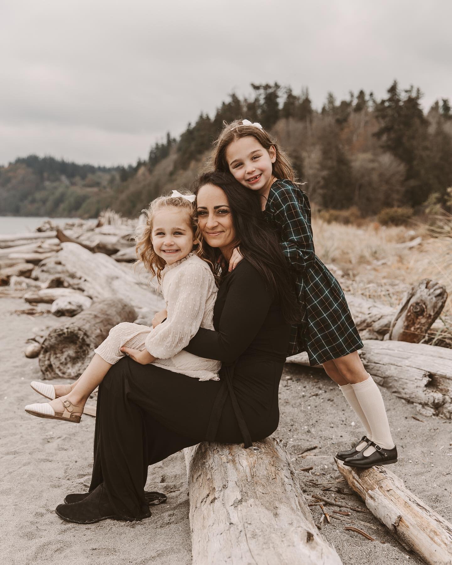 They braved the beach in November, and I&rsquo;m so so glad they did!!!
.
.
.

#washingtonphotographer #poulsbophotographer #bremertonphotographer #silverdalephotographer #kitsapphotographer #gigharborphotographer #seattlefamilyphotographer #tacomaph
