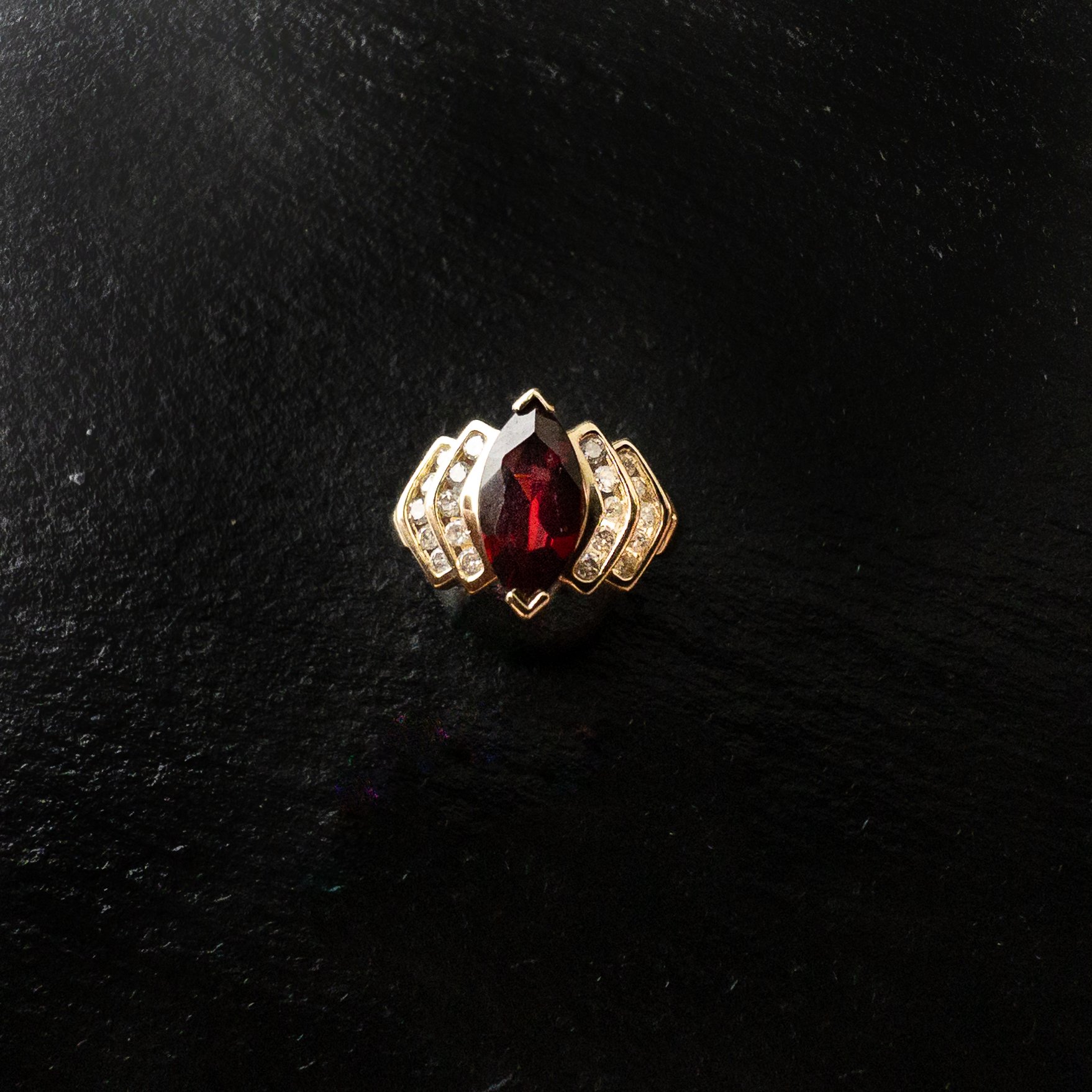 MARQUISE GARNET AND DIAMOND RING - 14KYG