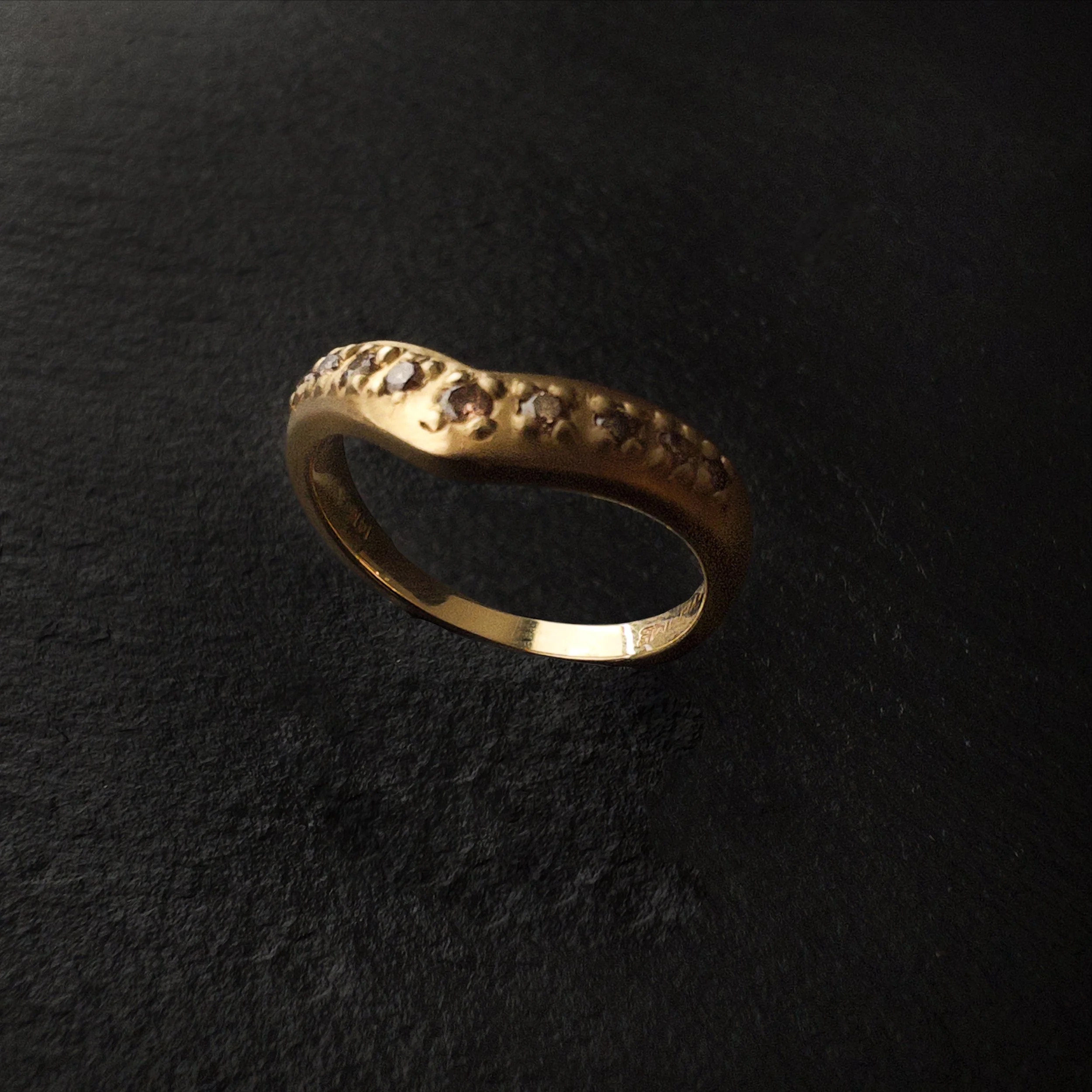 CONTOUR CHAMPAGNE DIAMOND BAND - size 7, 14KYG