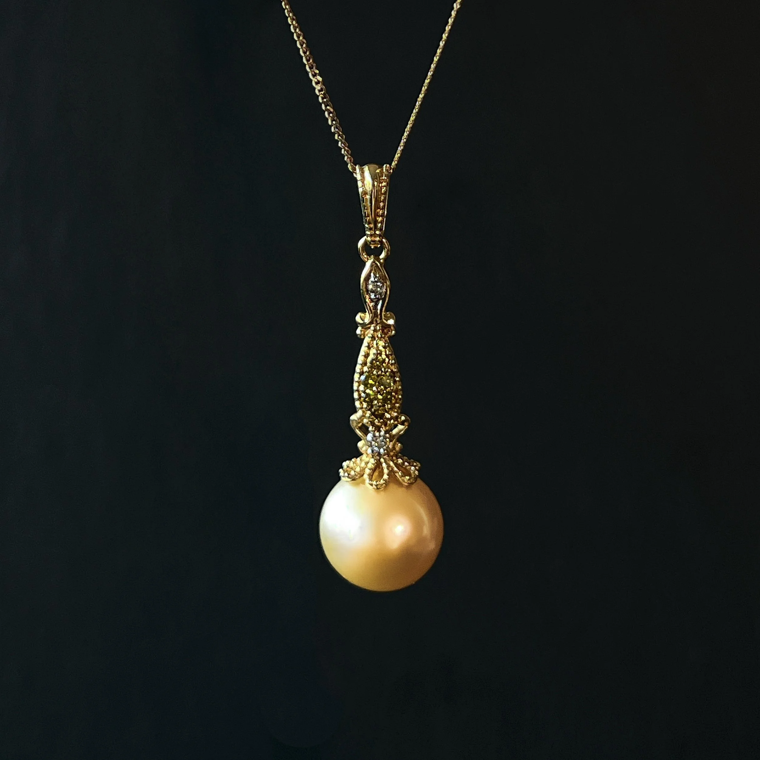 GOLDEN SOUTH SEA PEARL AND DIAMOND NECKLACE - 14KYG