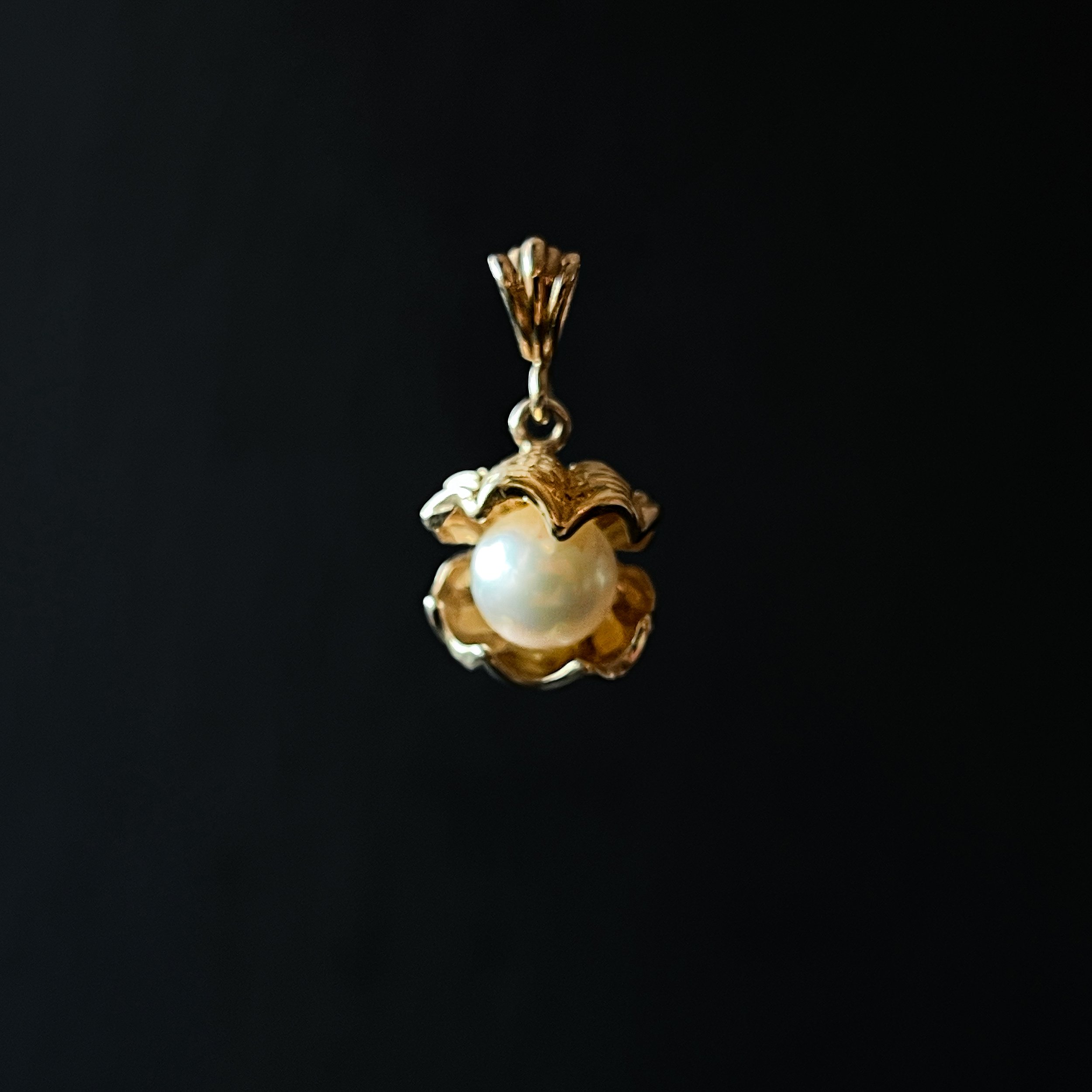 AKOYA PEARL CLAM SHELL PENDANT - 8MM, 10KYG