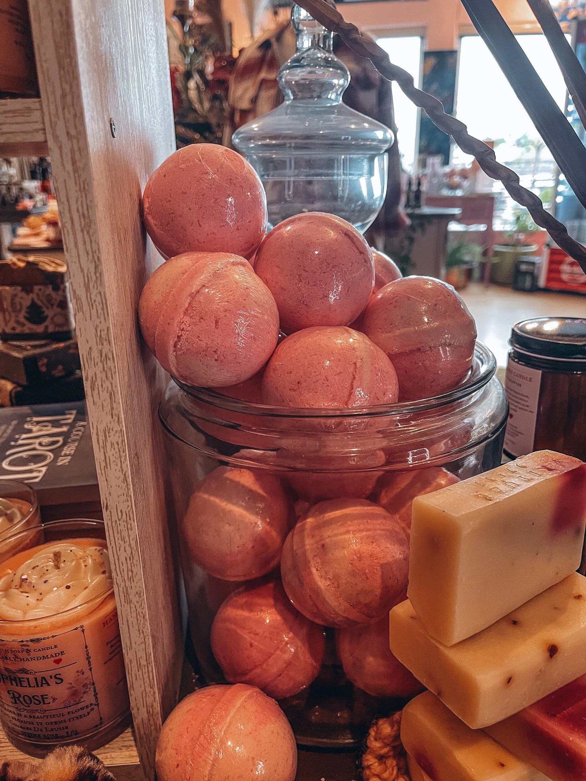 A charming blend of sandalwood and rose. Bring the garden in and relax in the lullaby of rest…