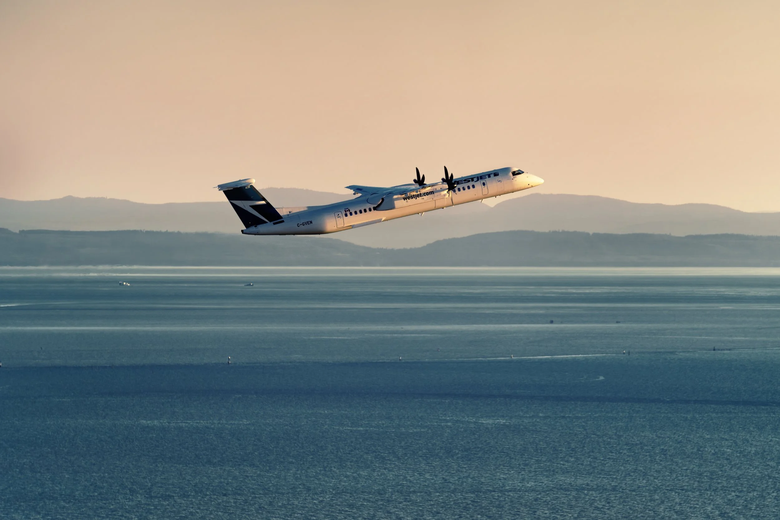 westjet_dash_8_c-gven_yvr_aug_4_2020.jpg