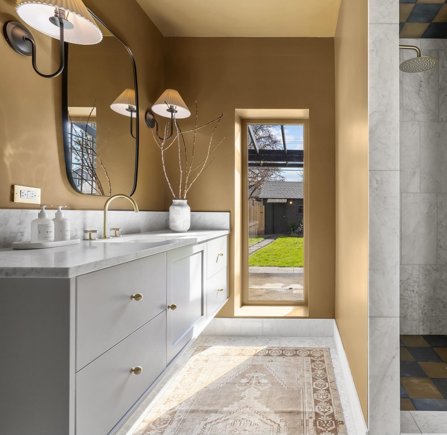 So obsessed with this bathroom.  Check it out this weekend at our open house.  The location can&rsquo;t be beat, walking distance to @hollywoodmarketyoga and @boisecoop schools and trails. 

OPEN HOUSE 
Saturday &amp; Sunday 2-4pm 

1418 N. 8th St | 