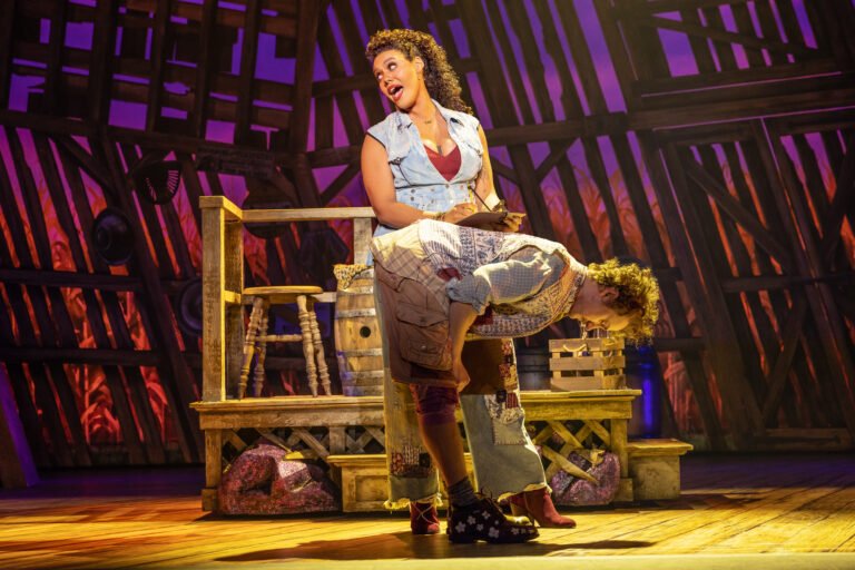 Miki-Abraham-as-Lulu-and-Ryan-Fitzgerald-in-The-North-American-Tour-of-SHUCKED-Photo-by-Matthew-Murphy-and-Evan-Zimmerman-0366-768x512.jpg