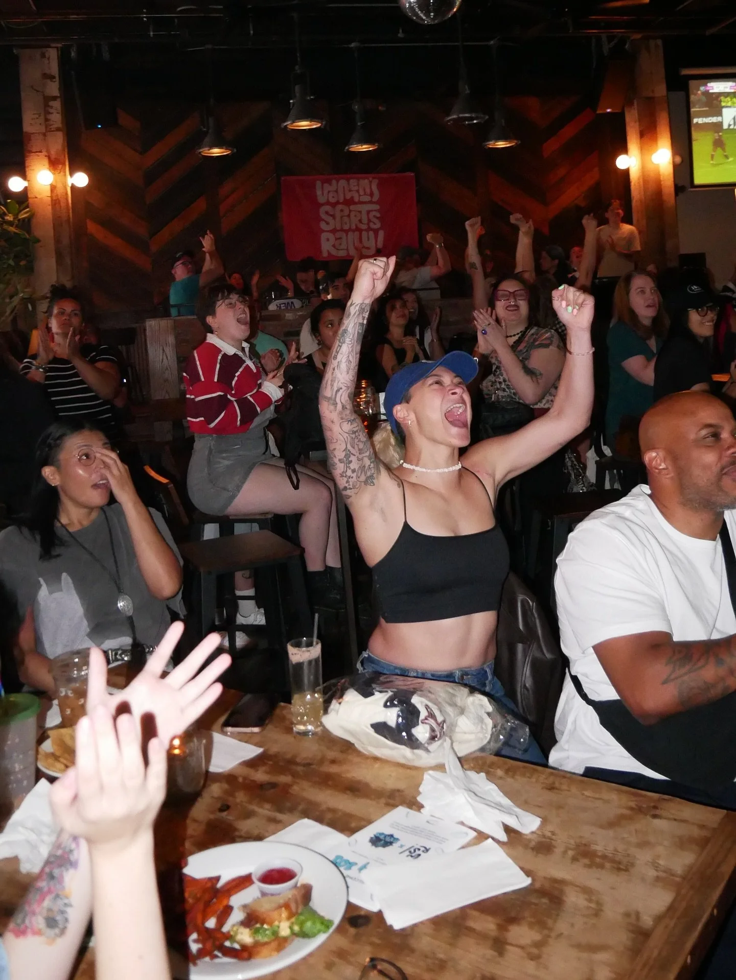 From a Rugby 101 info session led by @wer_exiles to an electric raffle, last Saturday&rsquo;s @womxnsportsrally &lsquo;s Rugby World Cup watch party was a ball! 🏉🤩

Fans of all ages came to cheer on @usarugby , and to great success as the team came