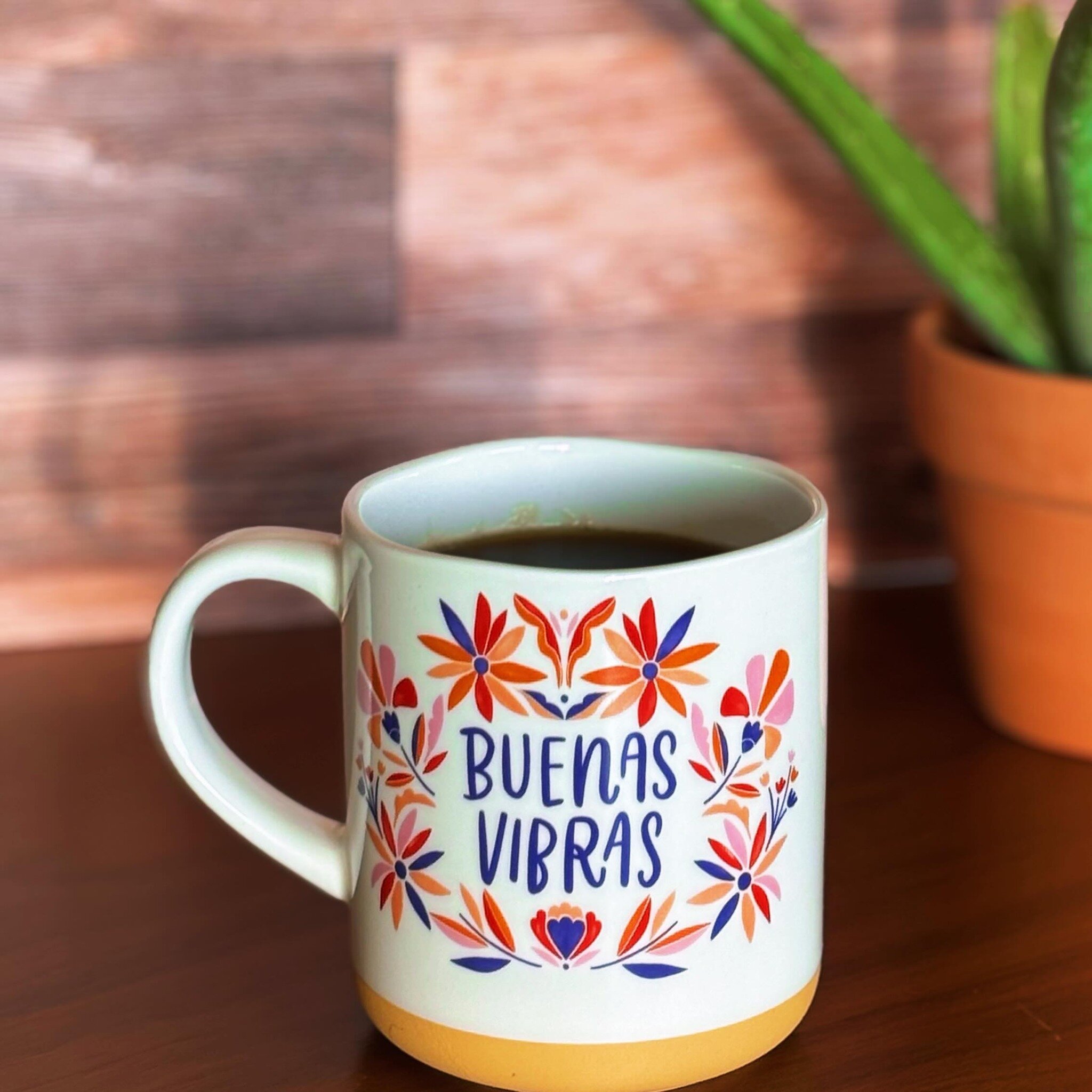 Feeling fine on this beautiful, sunny ☀️ #MugShotMonday! Sending you all buenas vibras/good vibes today! 🌈 ✌🏼
//
#mugshotmonday #buenasvibras #goodvibesonly #peaceandlove #sunnyday #springiscoming