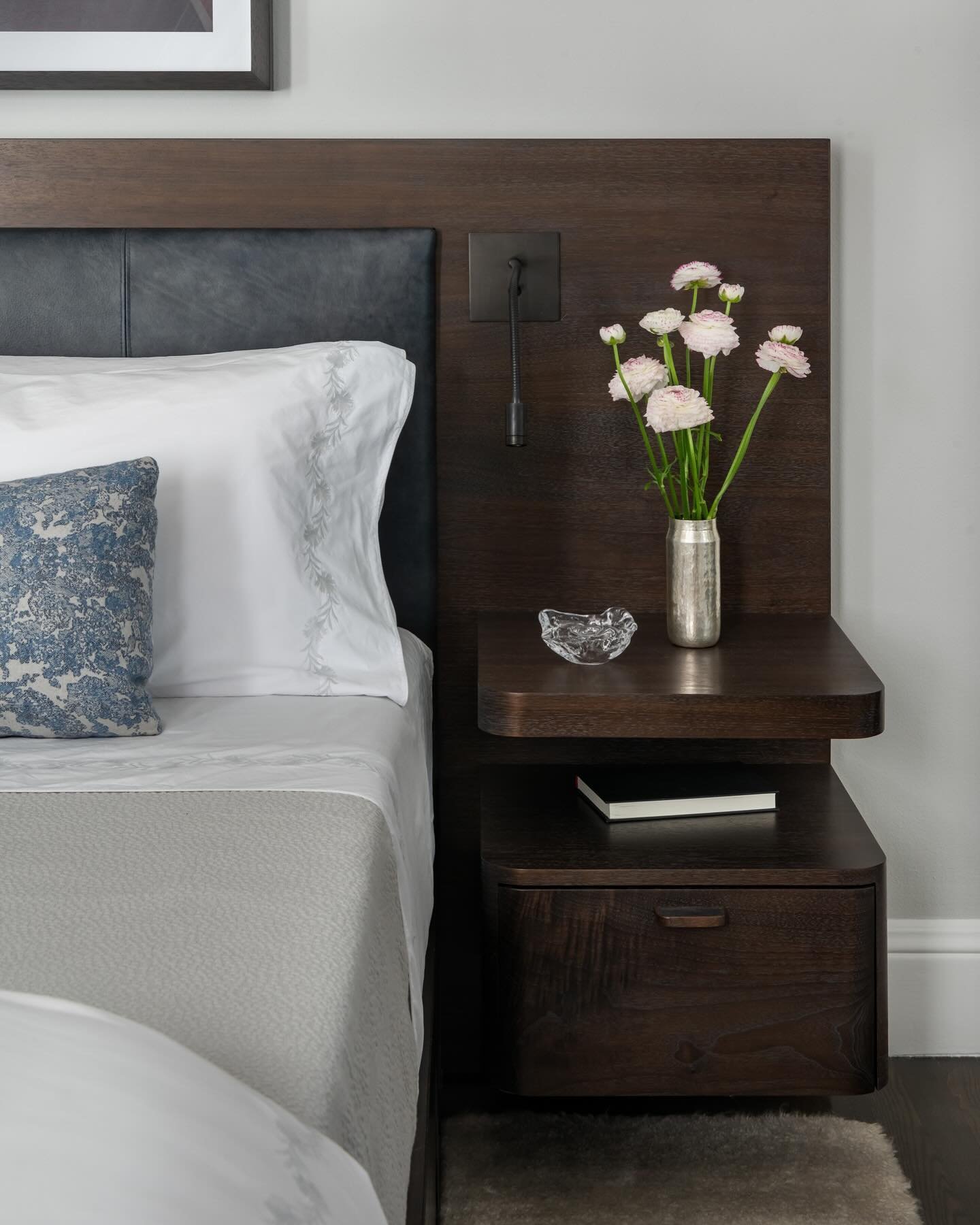 A custom leather and walnut bed designed by #lexizavadinteriors 

Photo by @brandonhuttenlocher