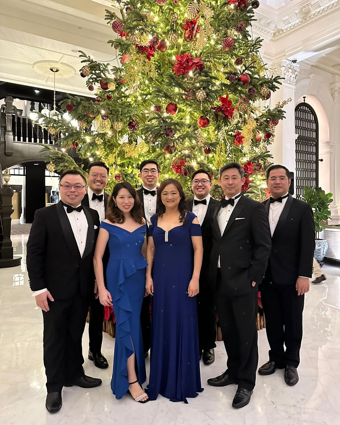 A privilege to be singing at @raffleshotelsingapore for their yearly tree lighting ceremony! And doesn&rsquo;t everyone look GLAMOROUS ✨✨✨ We had a blast last year and it was great to be back 🌟 singing O Christmas Tree in front of the massive Christ