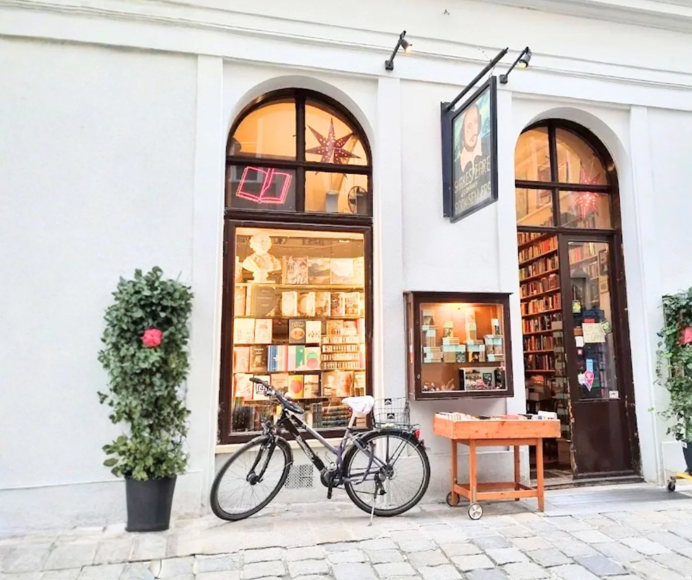 Shakespeare and Co. Vienna Welcomes Hello Flutters  