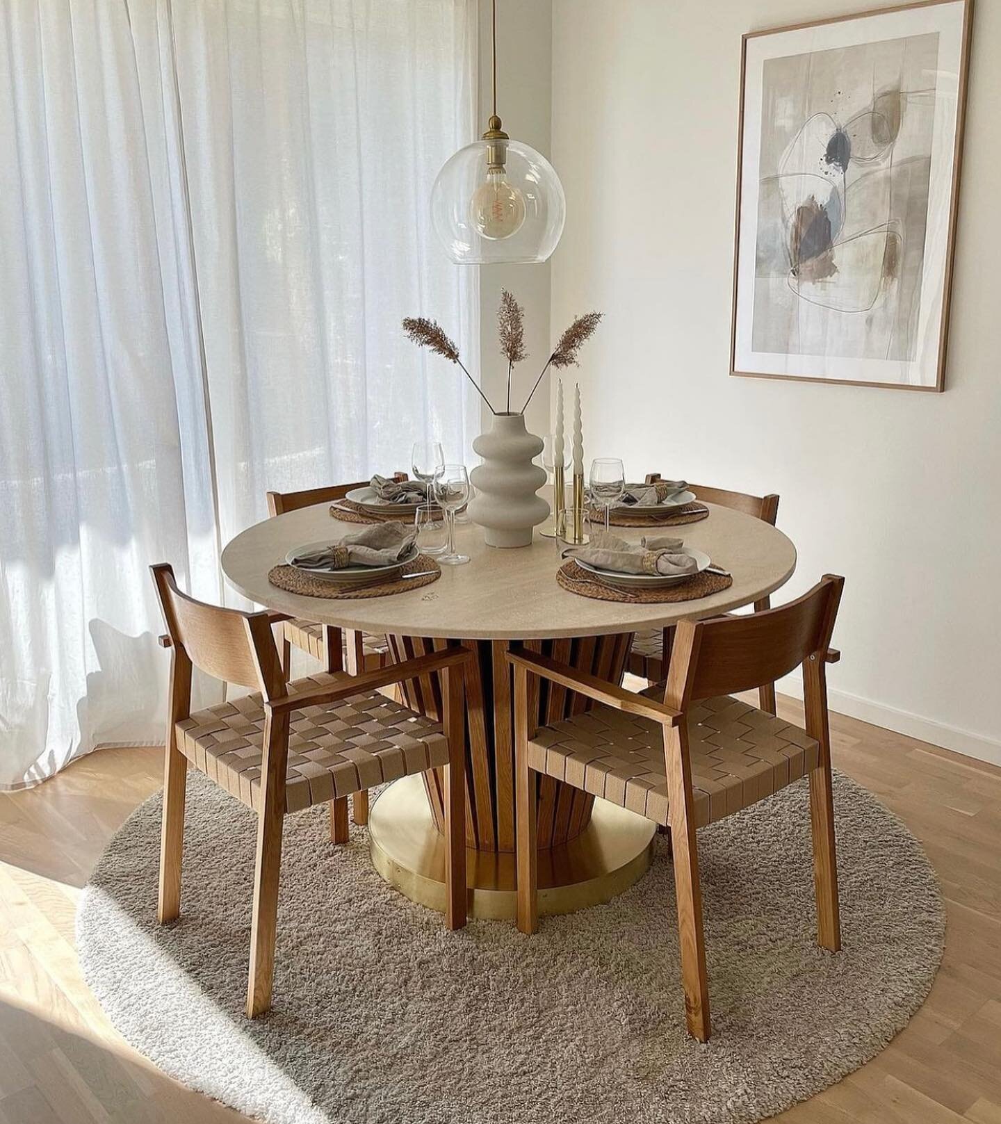 Specialdesignet spisebord. Vi har bygget bordet efter m&aring;l, som kunden &oslash;nskede og designet fik vi frie h&aelig;nder til. #spisebord #travertin #egetr&aelig;sbord #messingdetaljer #interiordesign #diningtabledecor #oakfurniture #nordicstyl