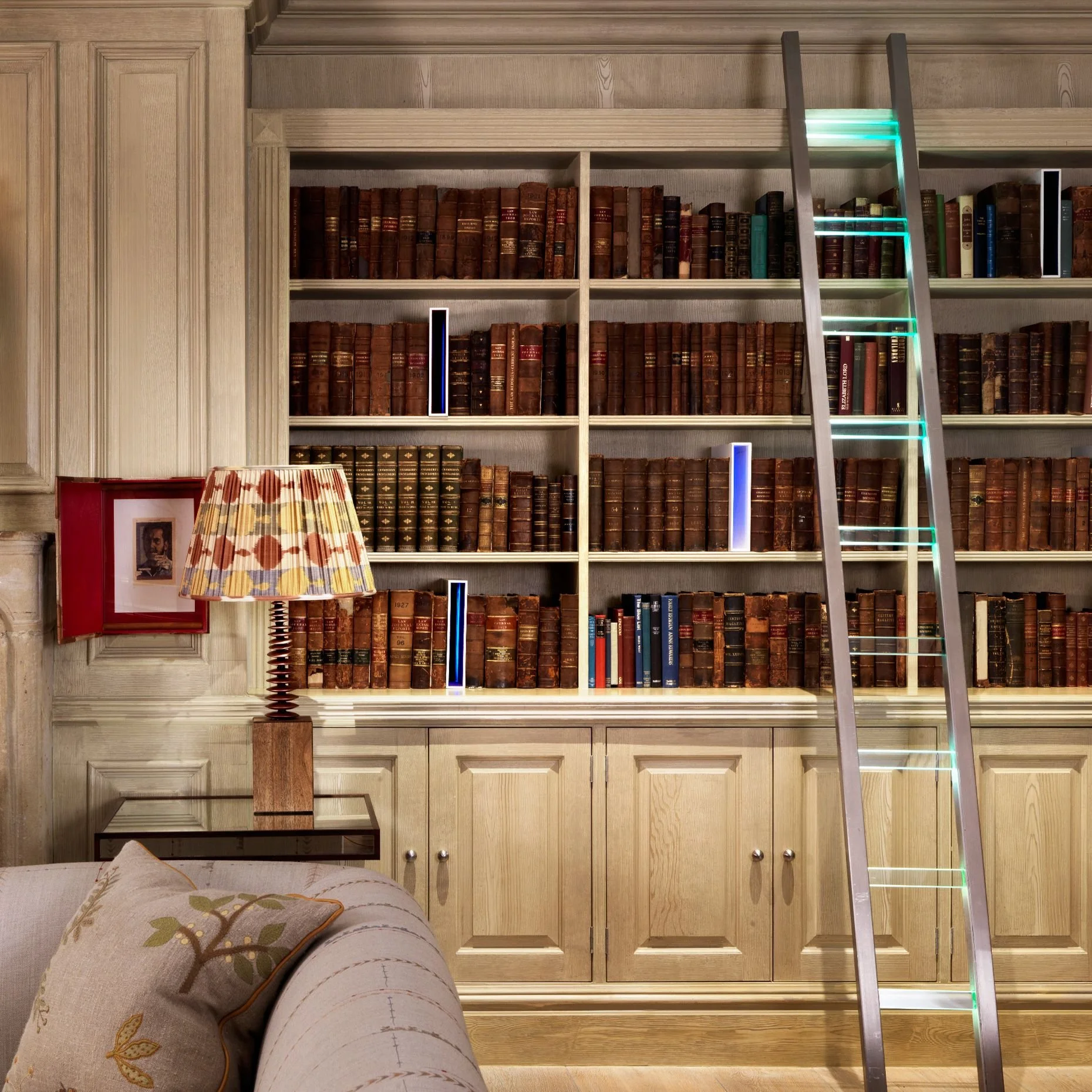 449-the-soho-hotel-library-stairs-interior-design-NEW_EXPLOY.jpg
