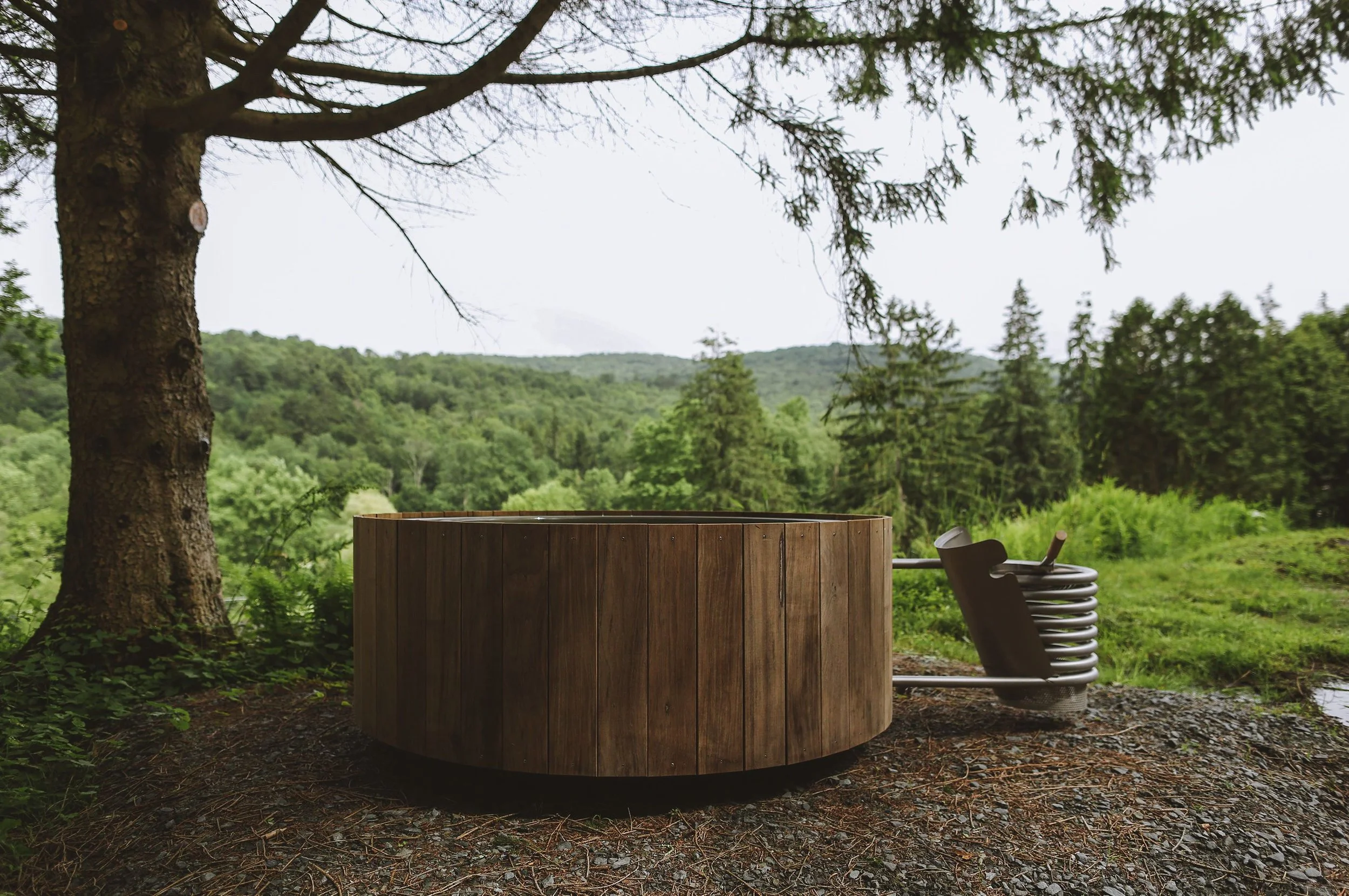492-farmhouse-catskills-outdoor-bathtub-landscape-view_EXPLOY.jpg