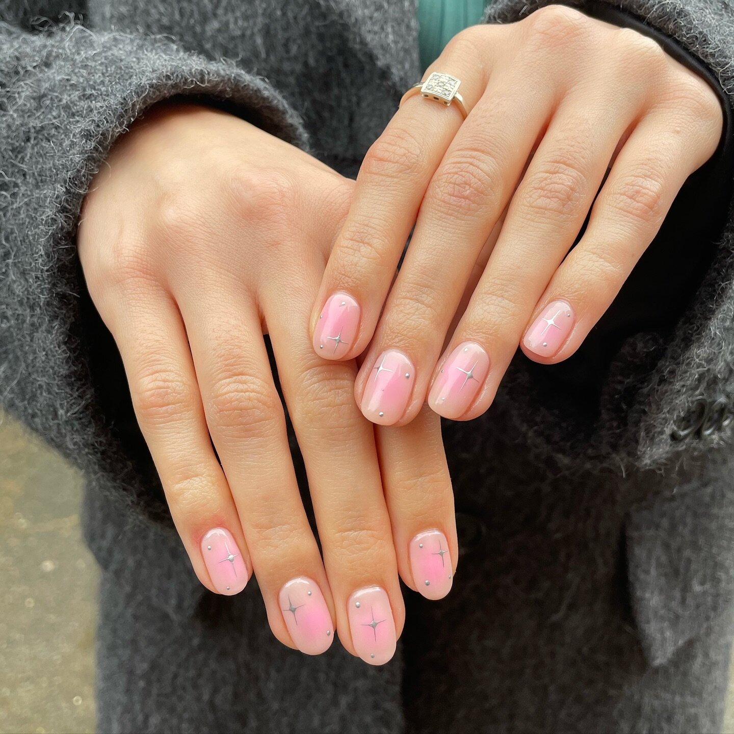 Sunny days are on the horizon, and Lorna&rsquo;s recreated your favourite twinkle design in spring form! 🤭

To book: Gel Mani Full Works + Nail Art Level One 💖

#lornashoreditchnails #shoreditchnails #shoreditchnailspolish #shoreditchnailsacademy #